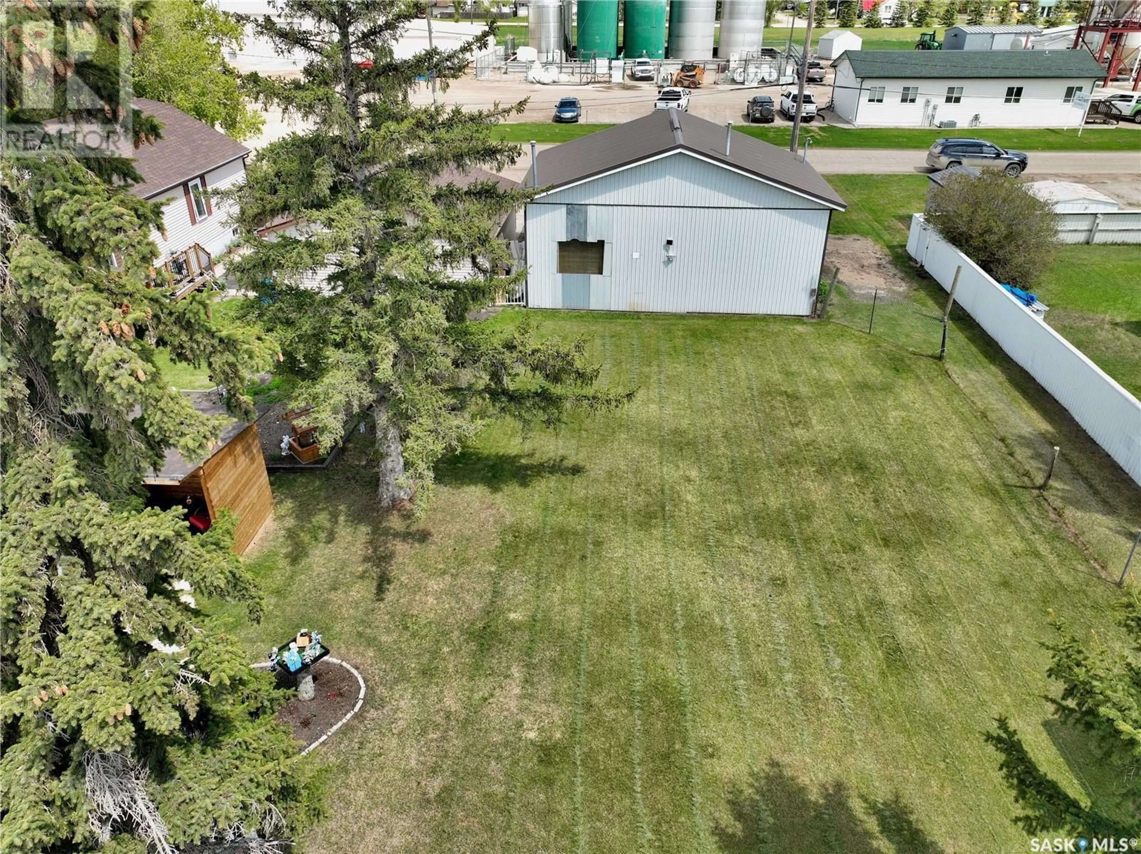 A pic from outside/outdoor area/front of a property/back of a property/a pic from drone, unknown for 124 SOUTH RAILWAY AVENUE, Balcarres Saskatchewan S0G0C0
