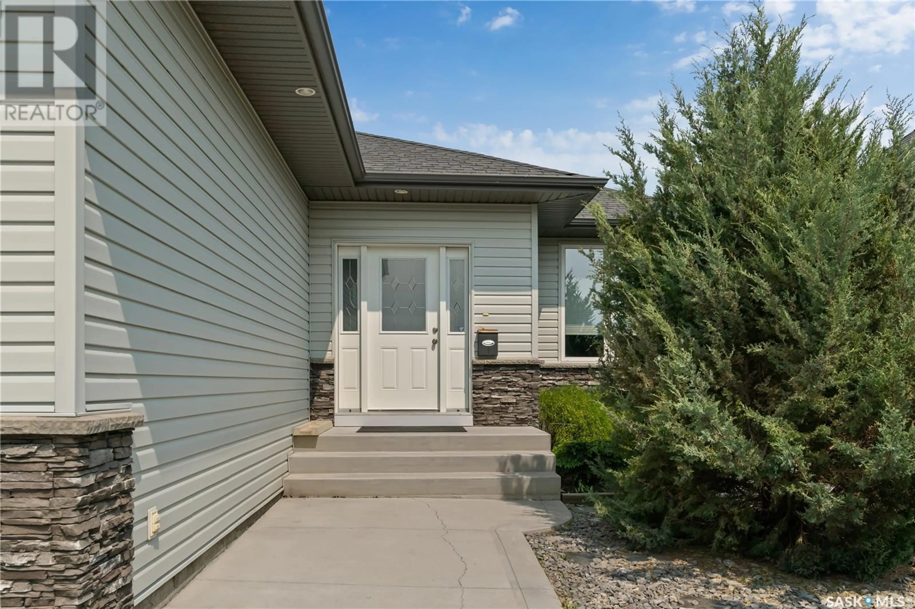 Home with vinyl exterior material, street for 1530 SHEPHERD CRESCENT, Saskatoon Saskatchewan S7W0B5