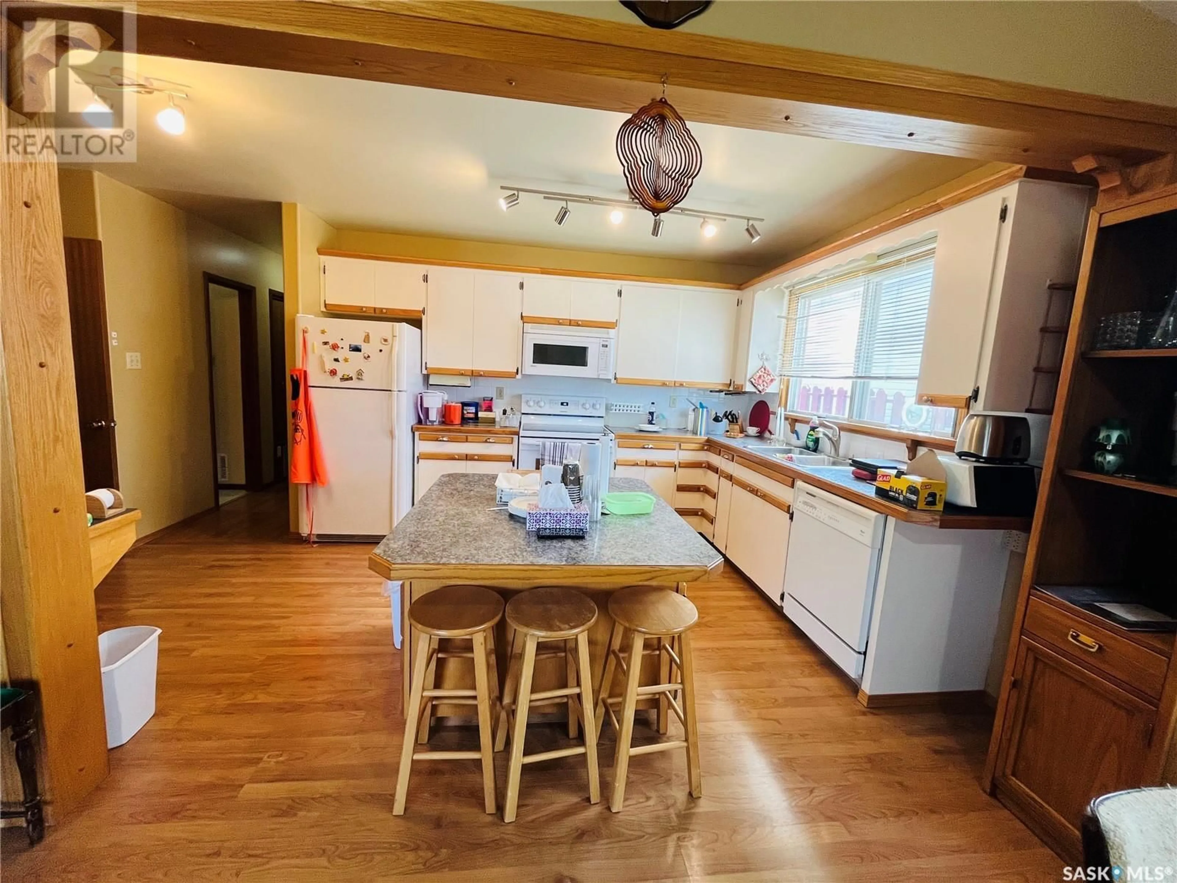 Open concept kitchen, unknown for 711 CENTRAL AVENUE, Swift Current Saskatchewan S9H3G7