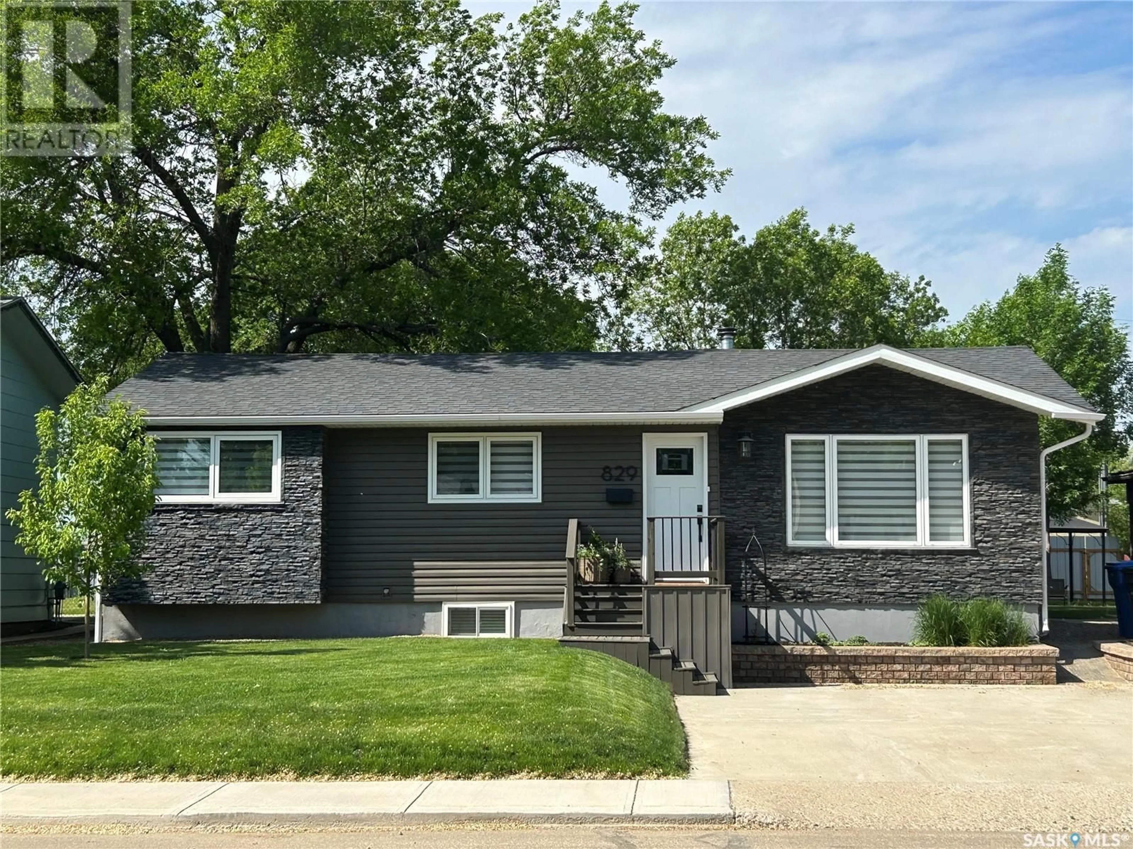 Home with vinyl exterior material, street for 829 ALBERT STREET, Estevan Saskatchewan S4A1R9