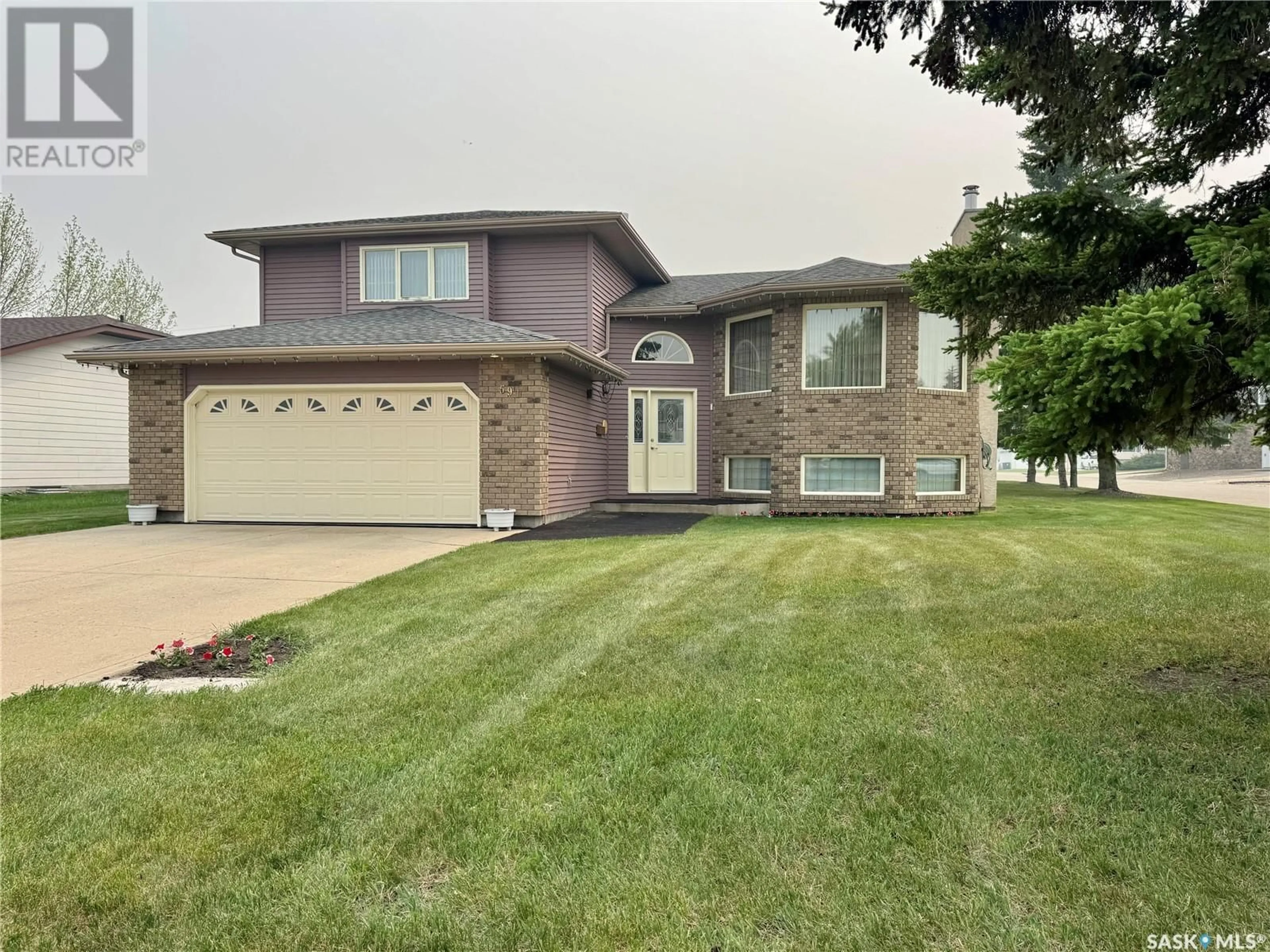 Home with vinyl exterior material, street for 591 10TH AVENUE, Melville Saskatchewan S0A2P0