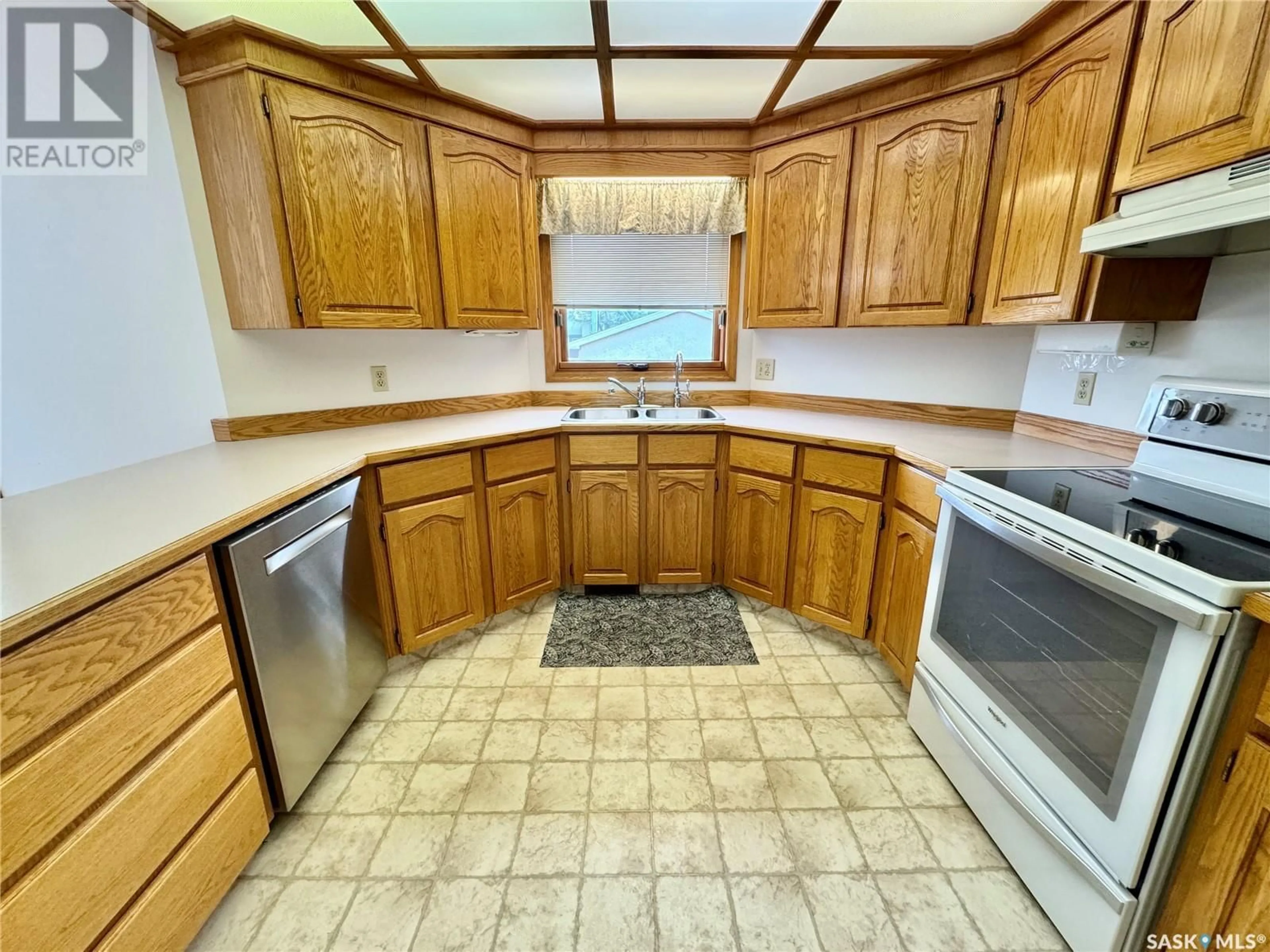 Standard kitchen, unknown for 591 10TH AVENUE, Melville Saskatchewan S0A2P0