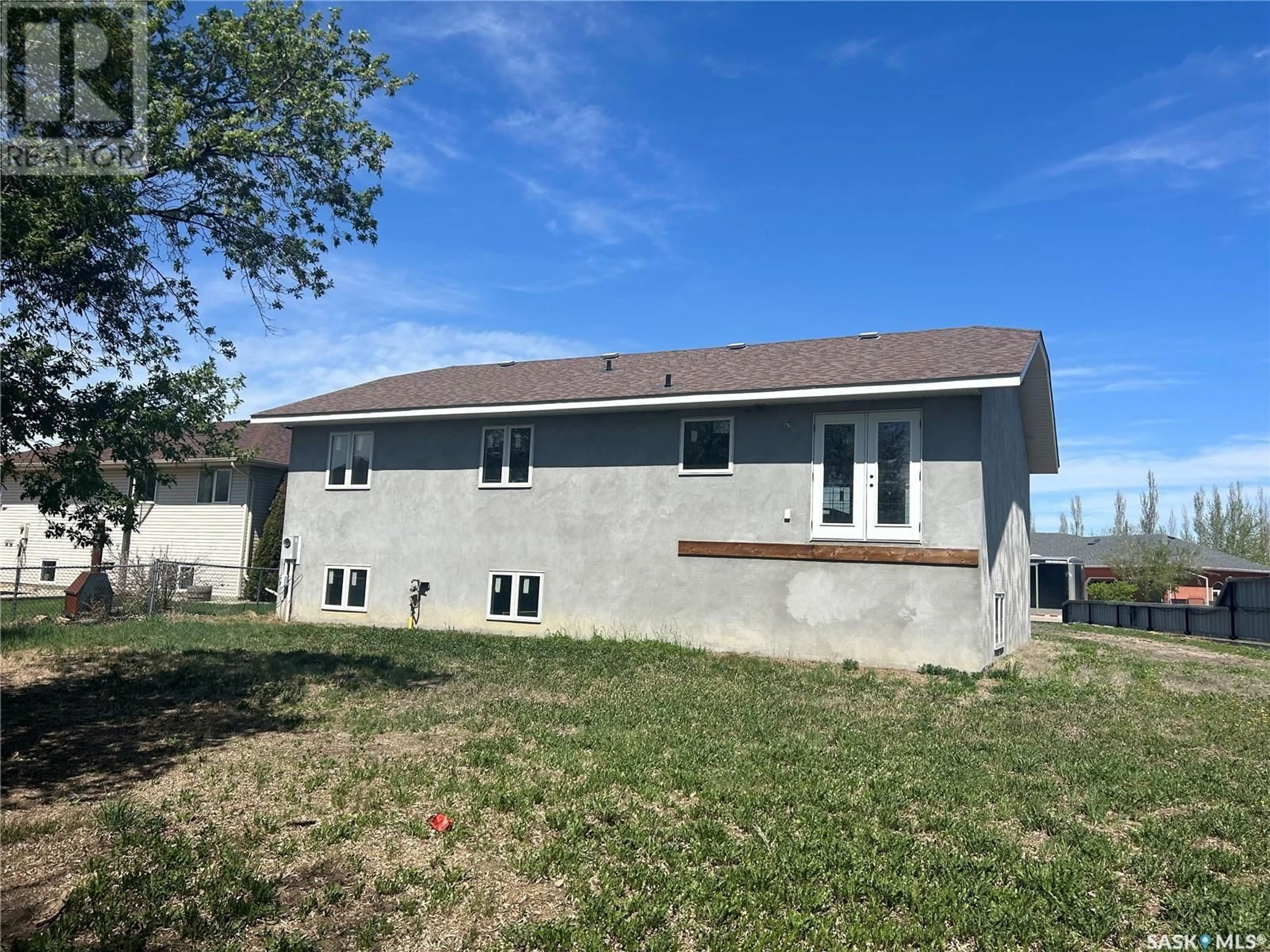 Home with vinyl exterior material, building for 117 CARSON BAY, Lampman Saskatchewan S0C0B5