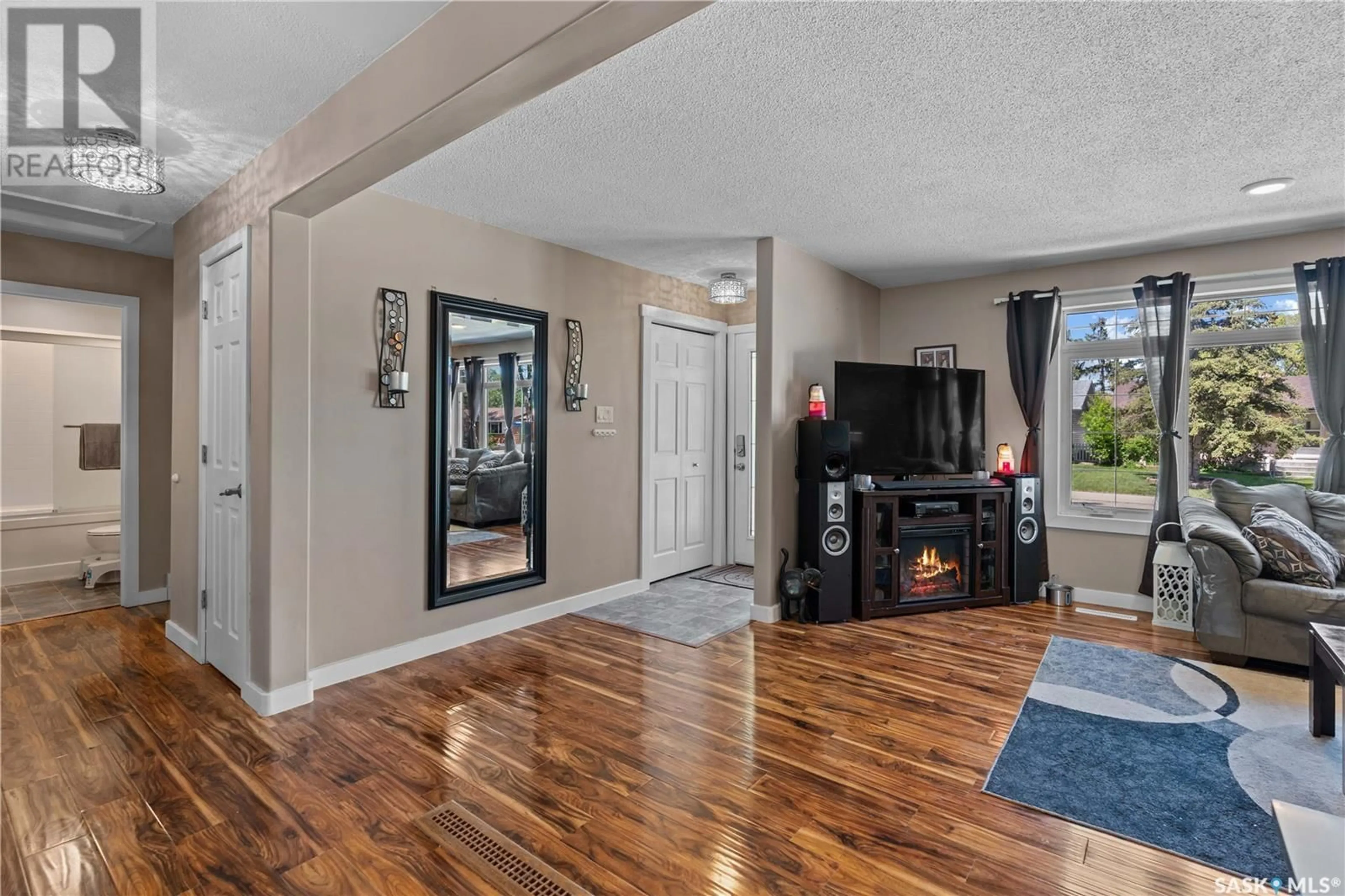 Indoor entryway for 87 ELMVIEW ROAD, Regina Saskatchewan S4R0B4