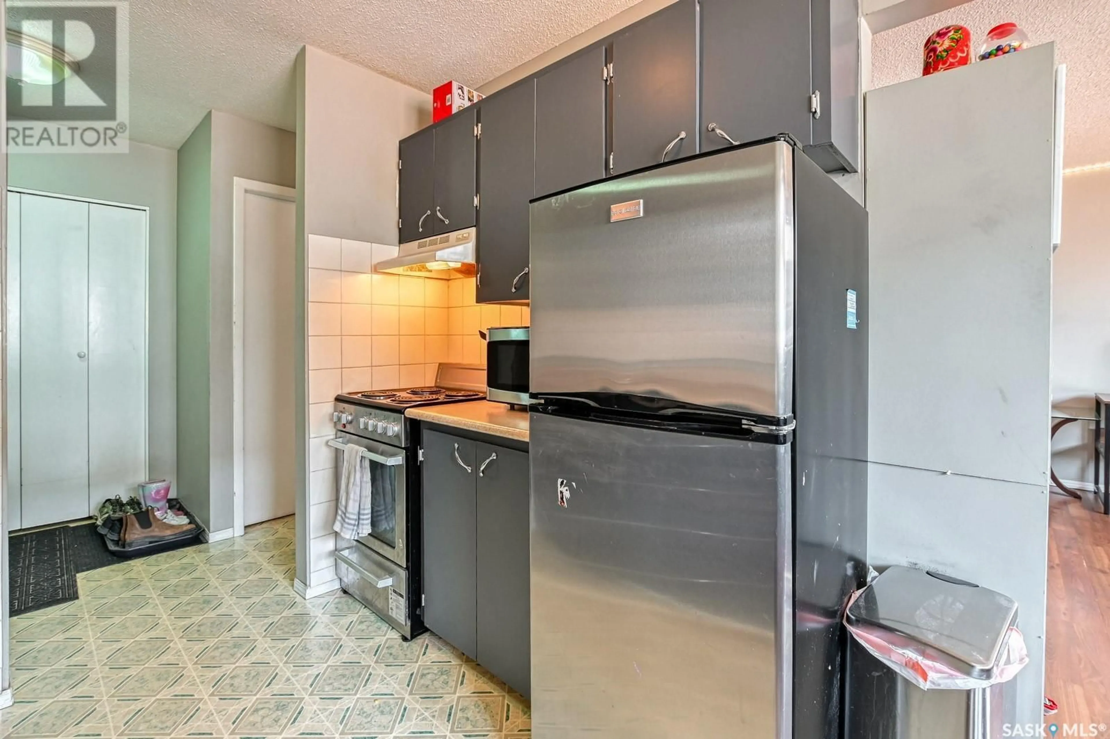 Standard kitchen, unknown for 21 26 SHAW STREET, Regina Saskatchewan S4R3M4