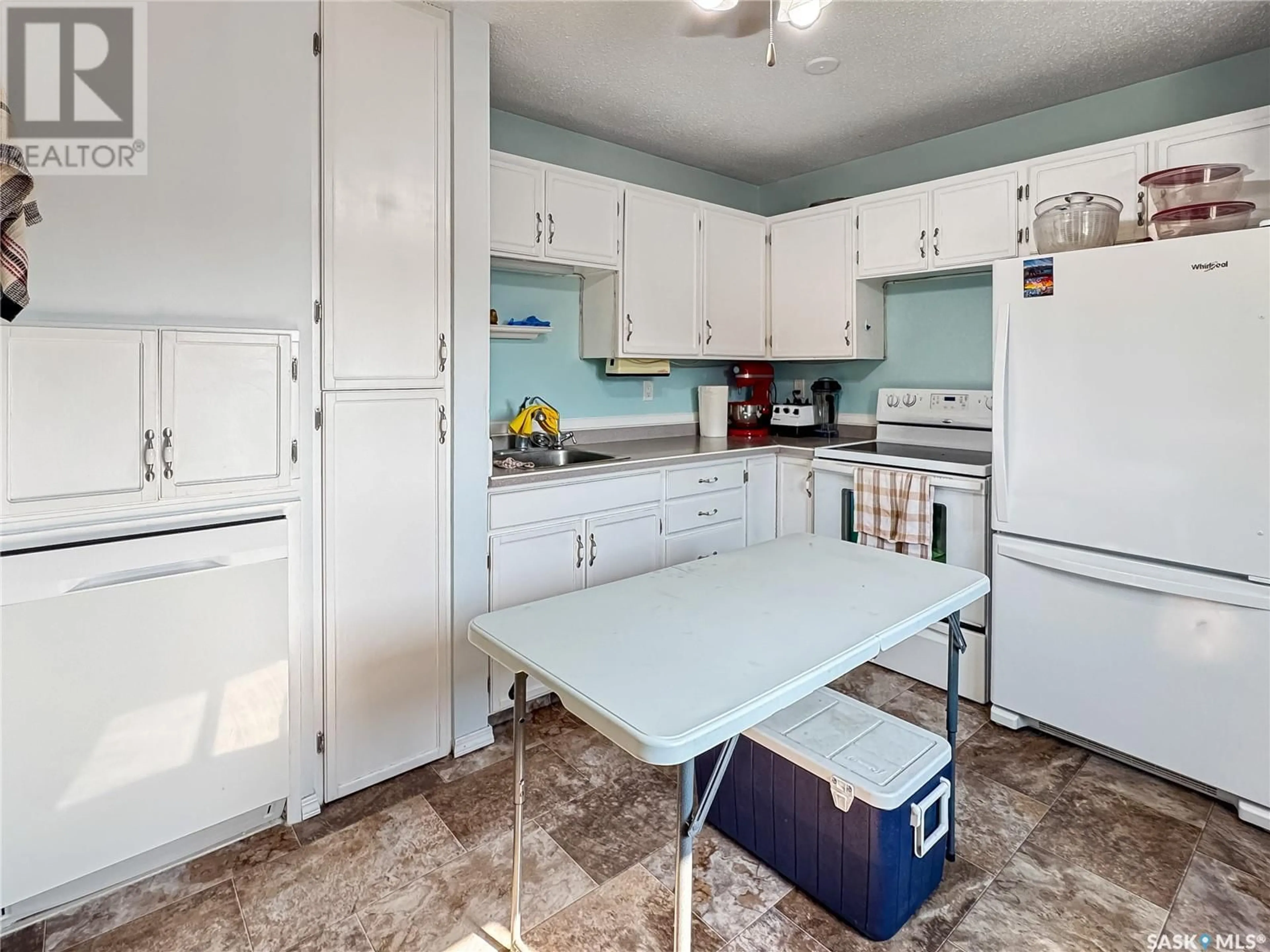 Standard kitchen, unknown for 1628 MACKENZIE KING CRESCENT, North Battleford Saskatchewan S9A3E3