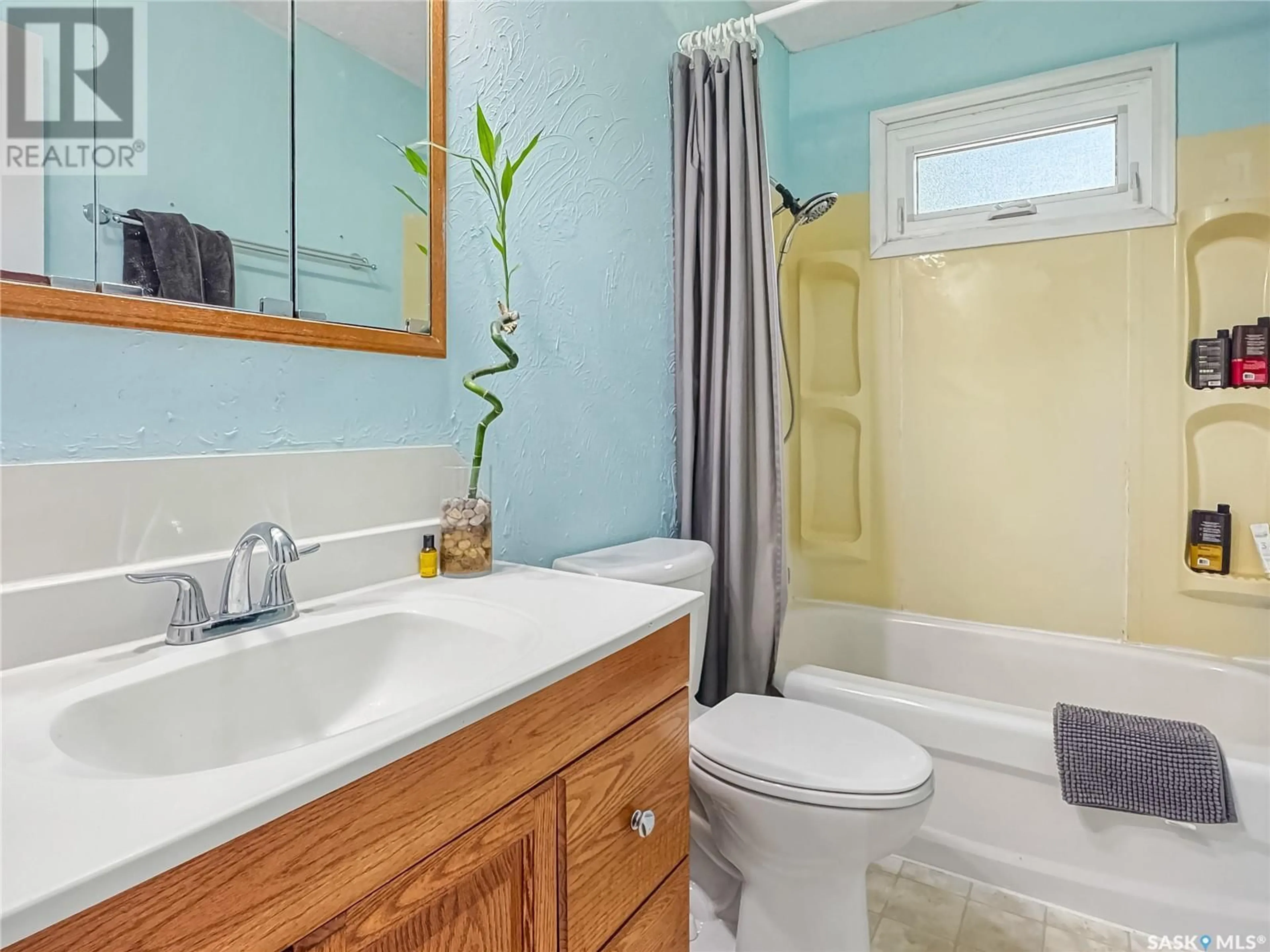Standard bathroom, ceramic/tile floor for 1628 MACKENZIE KING CRESCENT, North Battleford Saskatchewan S9A3E3