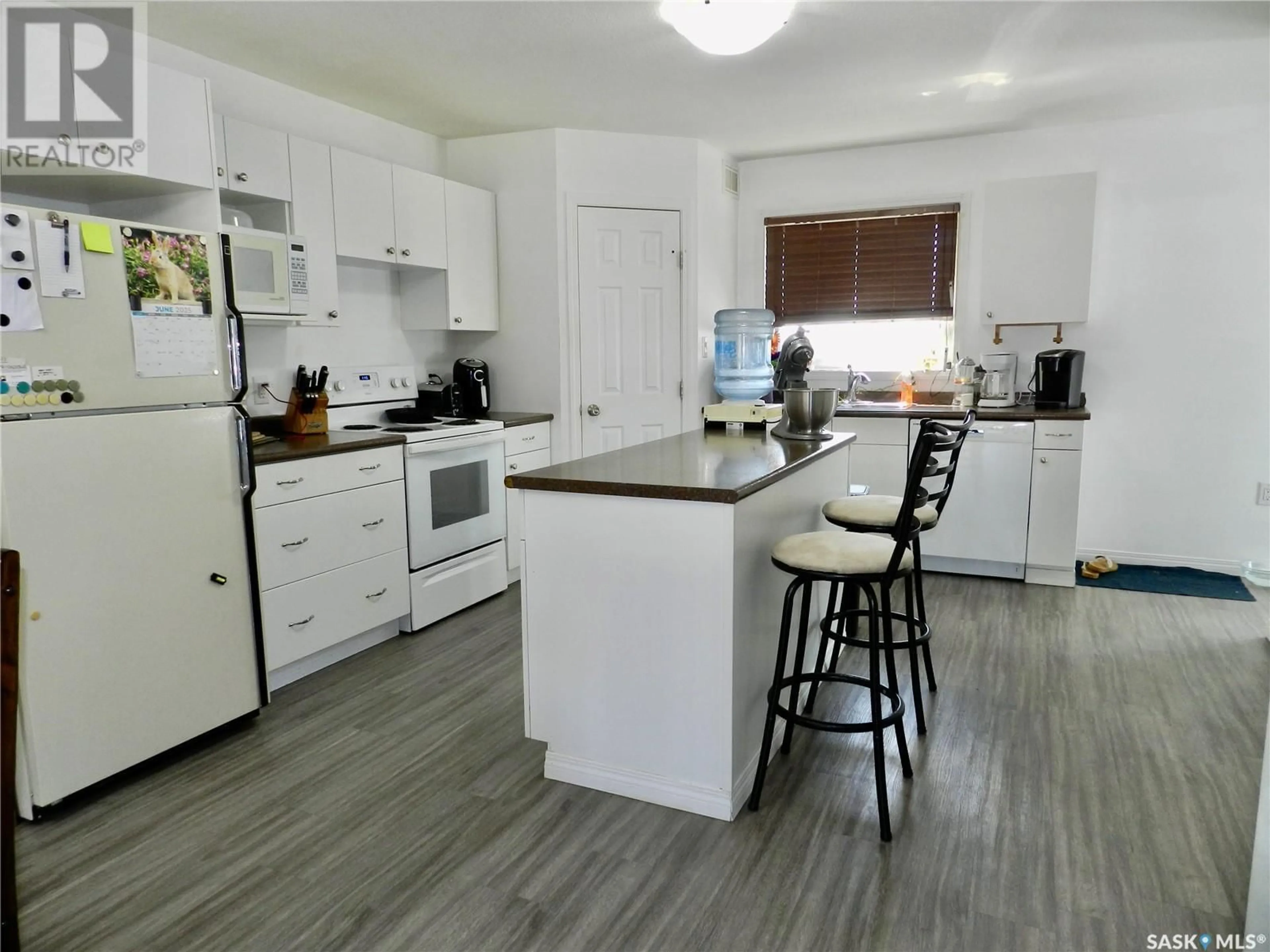 Open concept kitchen, unknown for 907 OMINICA STREET, Moose Jaw Saskatchewan S6H0J1