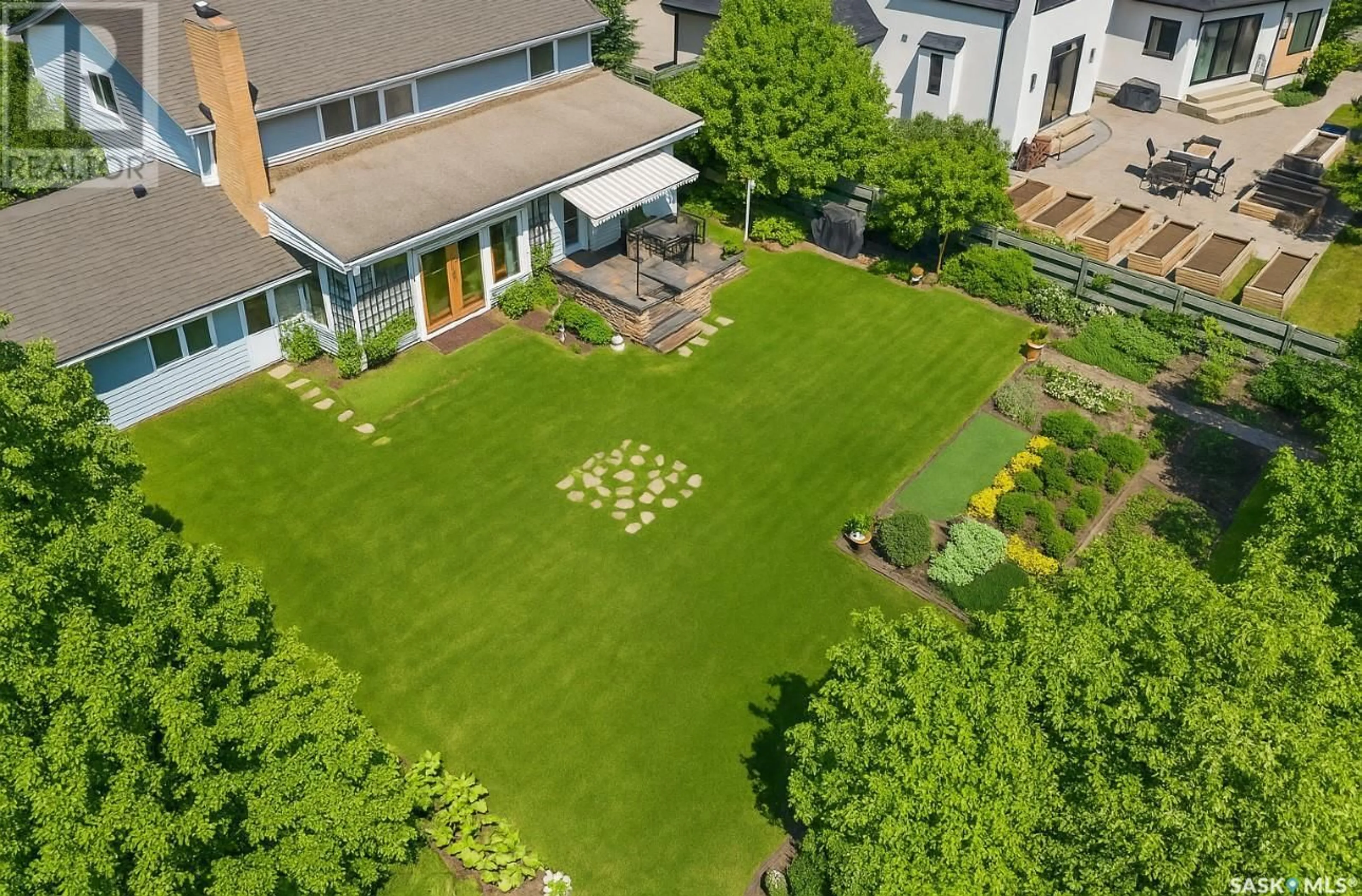 A pic from outside/outdoor area/front of a property/back of a property/a pic from drone, street for 1104 ELLIOTT STREET, Saskatoon Saskatchewan S7N0V3