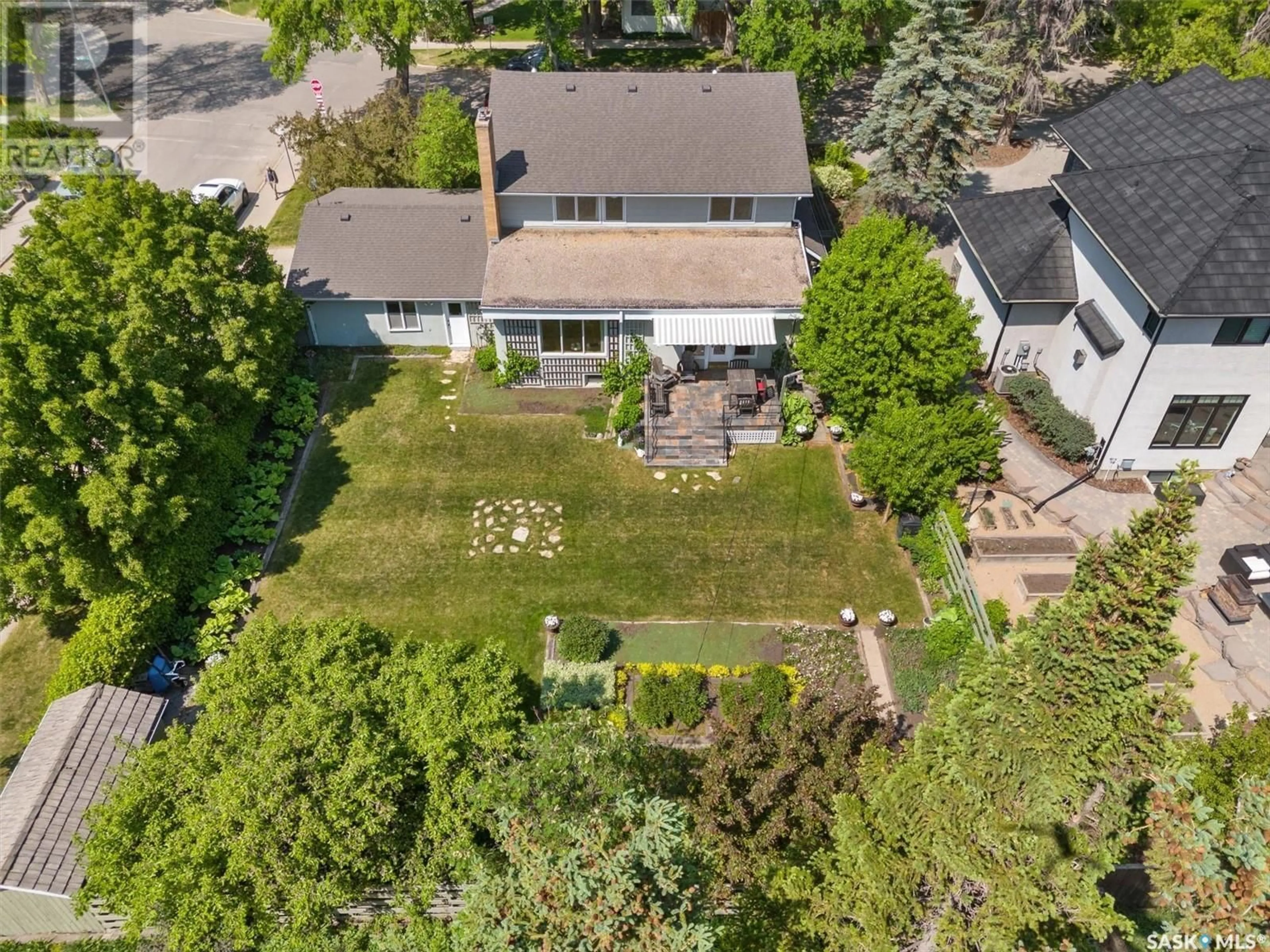 A pic from outside/outdoor area/front of a property/back of a property/a pic from drone, street for 1104 ELLIOTT STREET, Saskatoon Saskatchewan S7N0V3