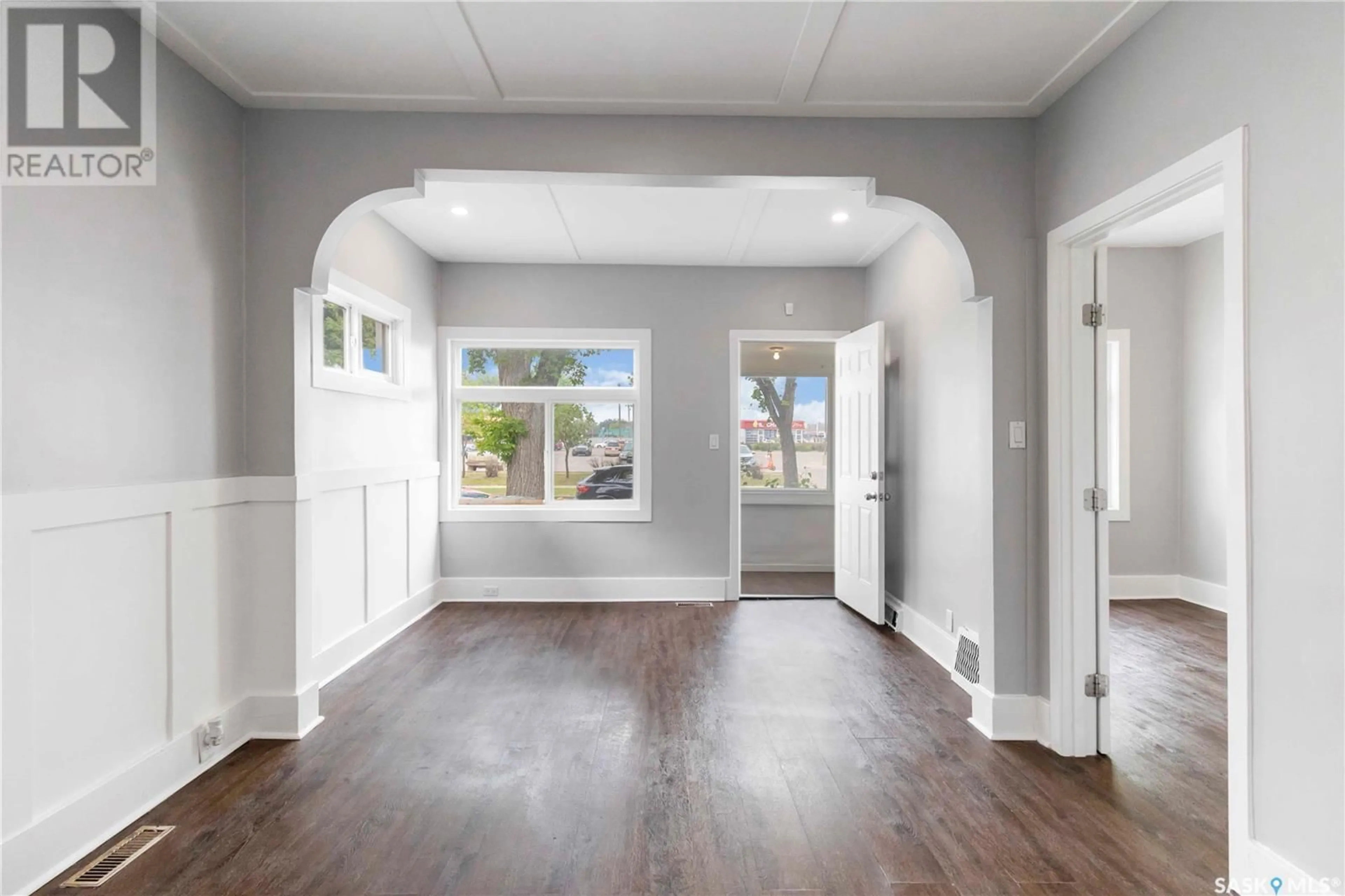 Indoor entryway for 110 F AVENUE, Saskatoon Saskatchewan S7M1S8