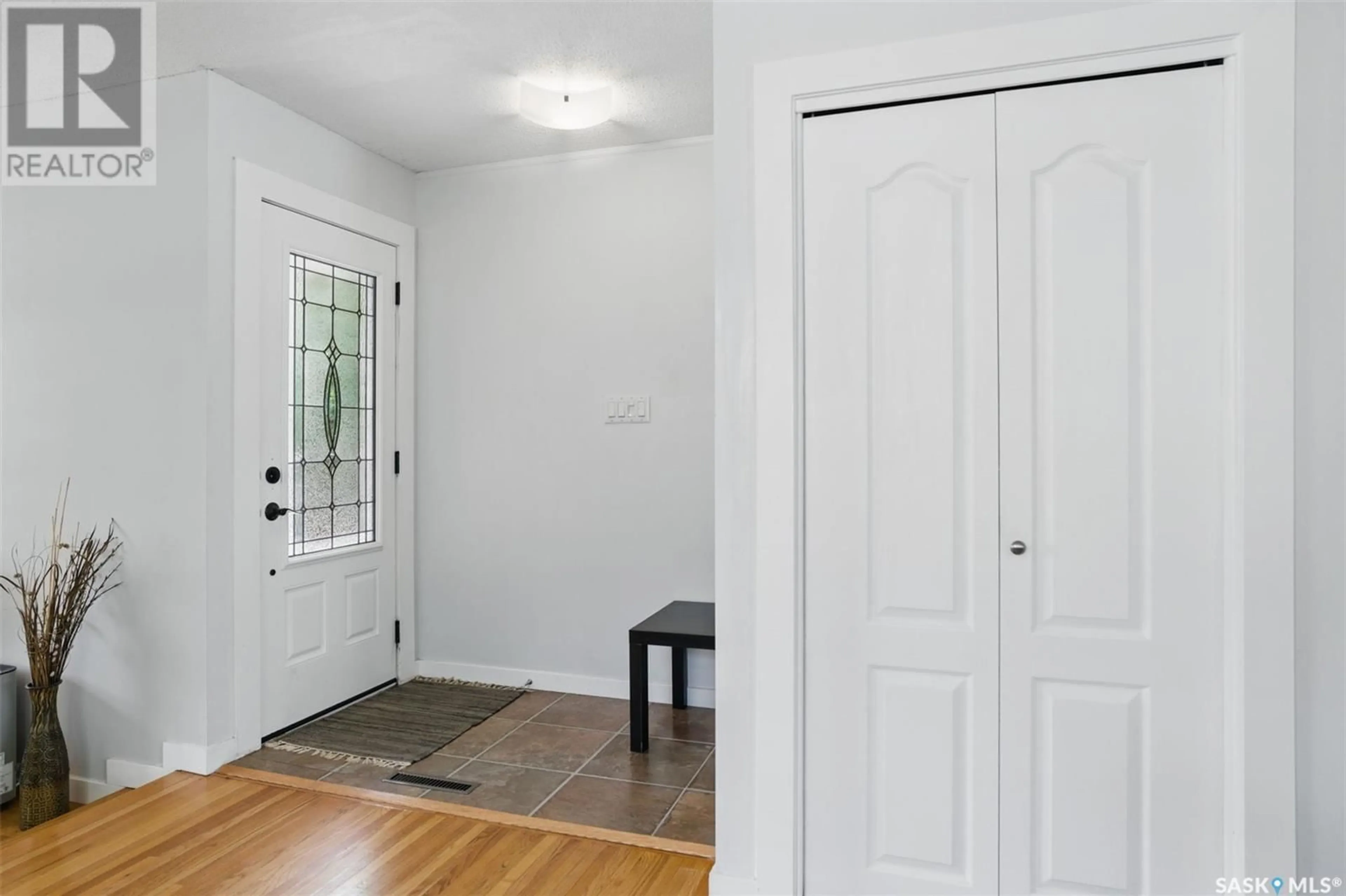 Indoor entryway for 2812 ESTEY DRIVE, Saskatoon Saskatchewan S7J2V7