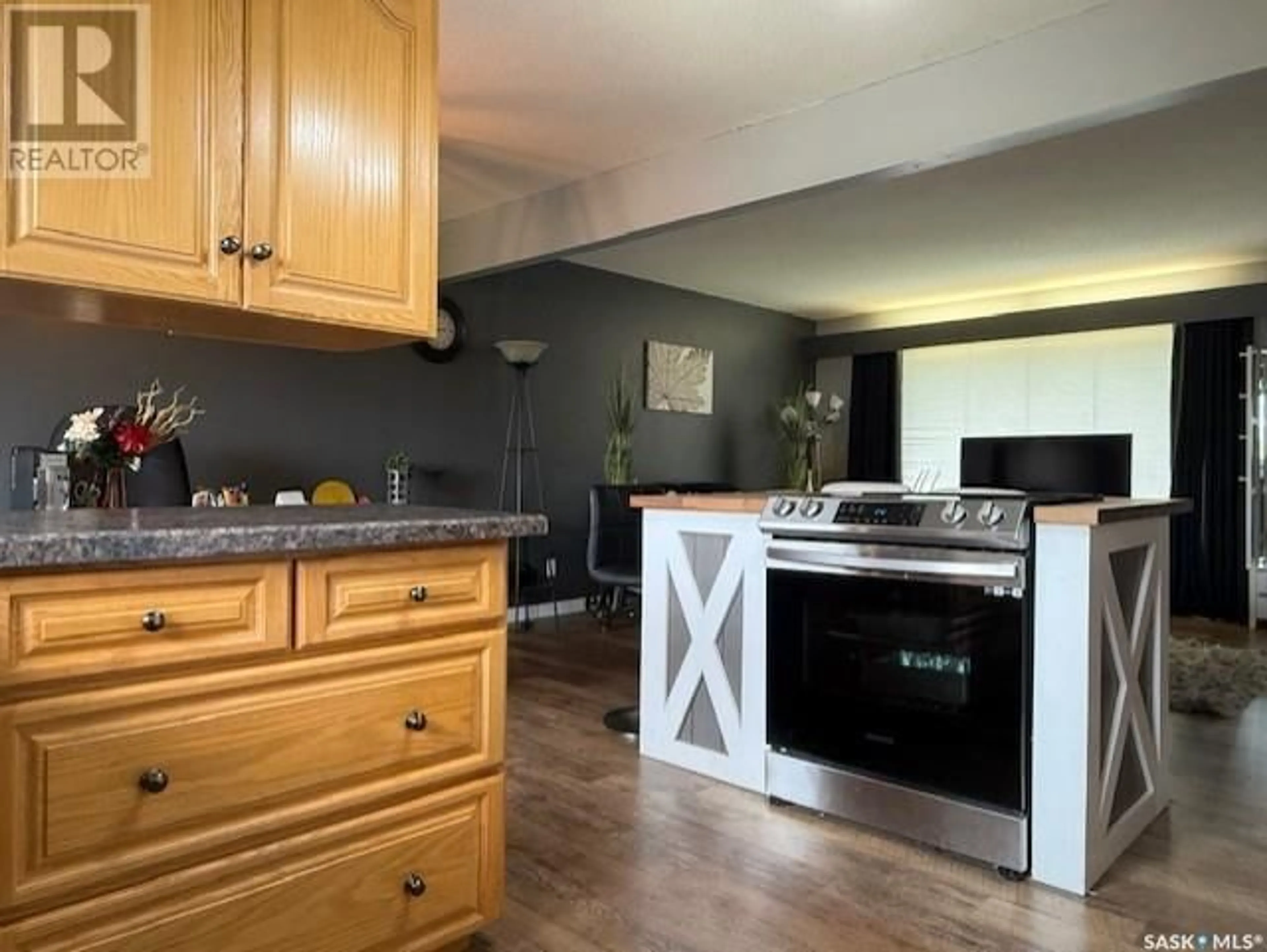 Open concept kitchen, wood/laminate floor for 29 JUBILEE CRESCENT, Melville Saskatchewan S0A2P0