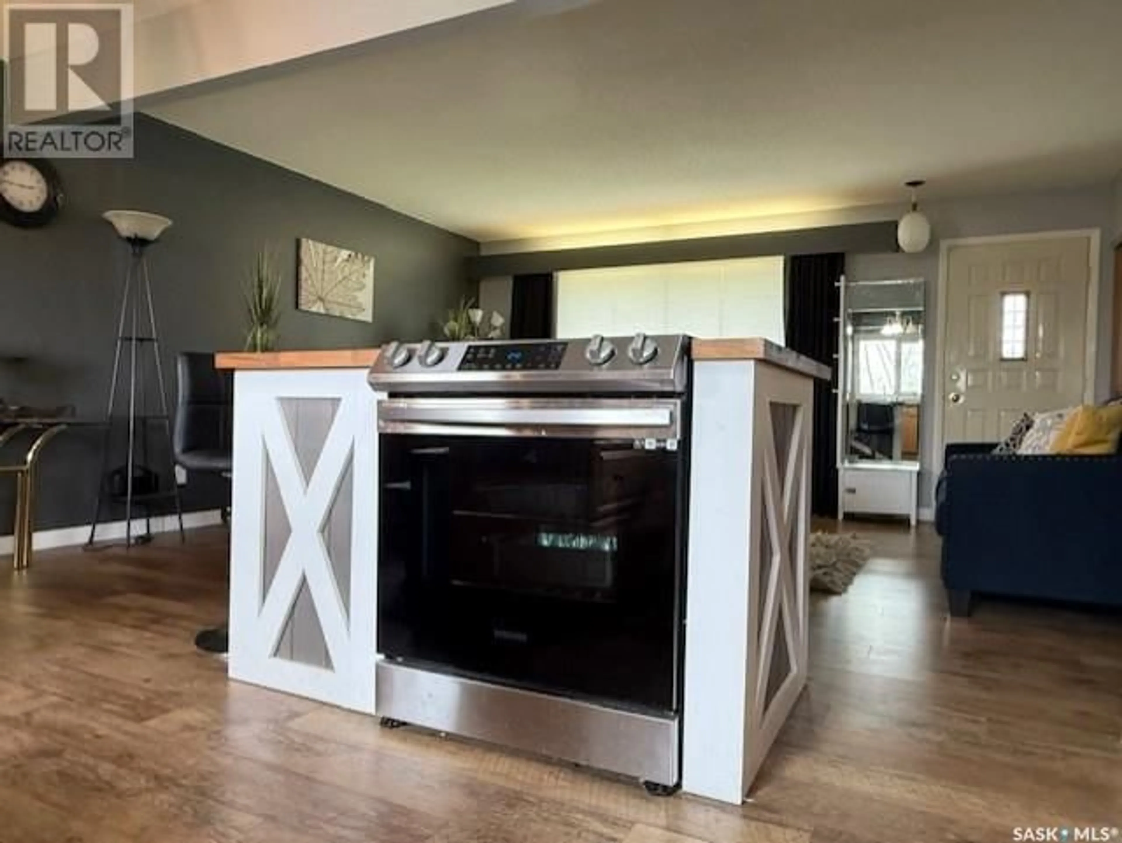 Open concept kitchen, wood/laminate floor for 29 JUBILEE CRESCENT, Melville Saskatchewan S0A2P0