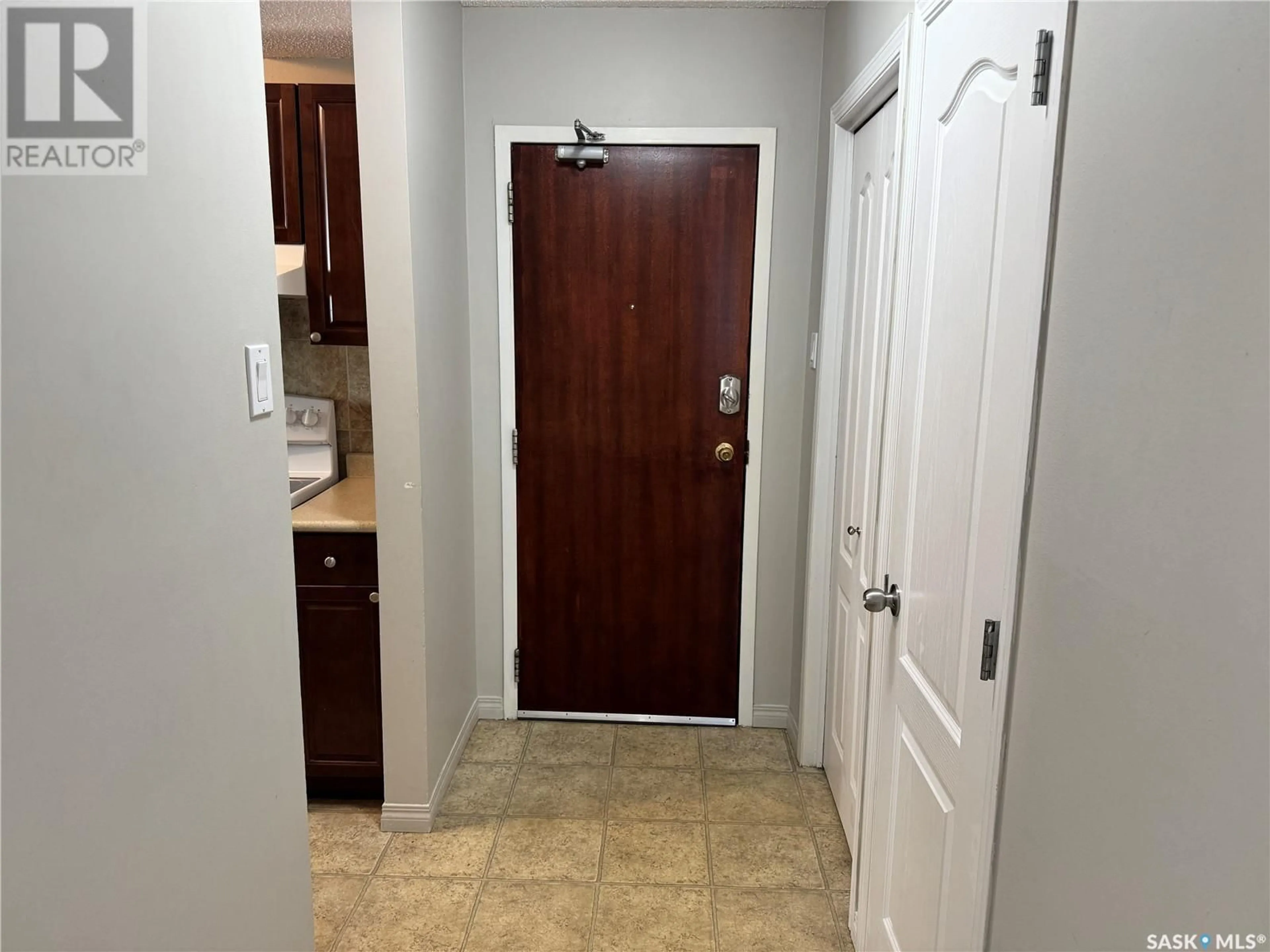 Indoor entryway for 2 - 17 SUMMERS PLACE, Saskatoon Saskatchewan S7H3W4