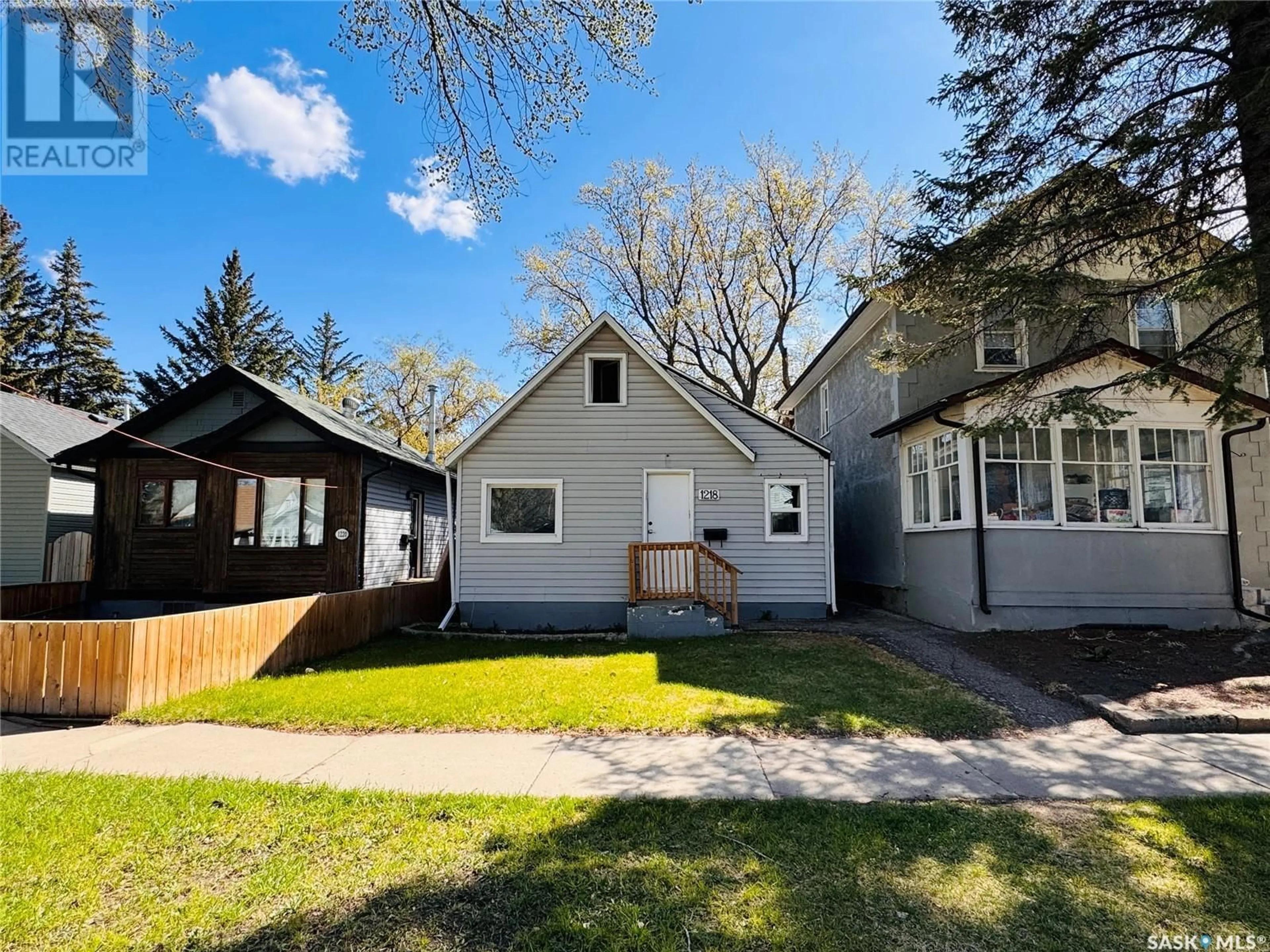 A pic from outside/outdoor area/front of a property/back of a property/a pic from drone, street for 1218 E AVENUE N, Saskatoon Saskatchewan S7L1T4