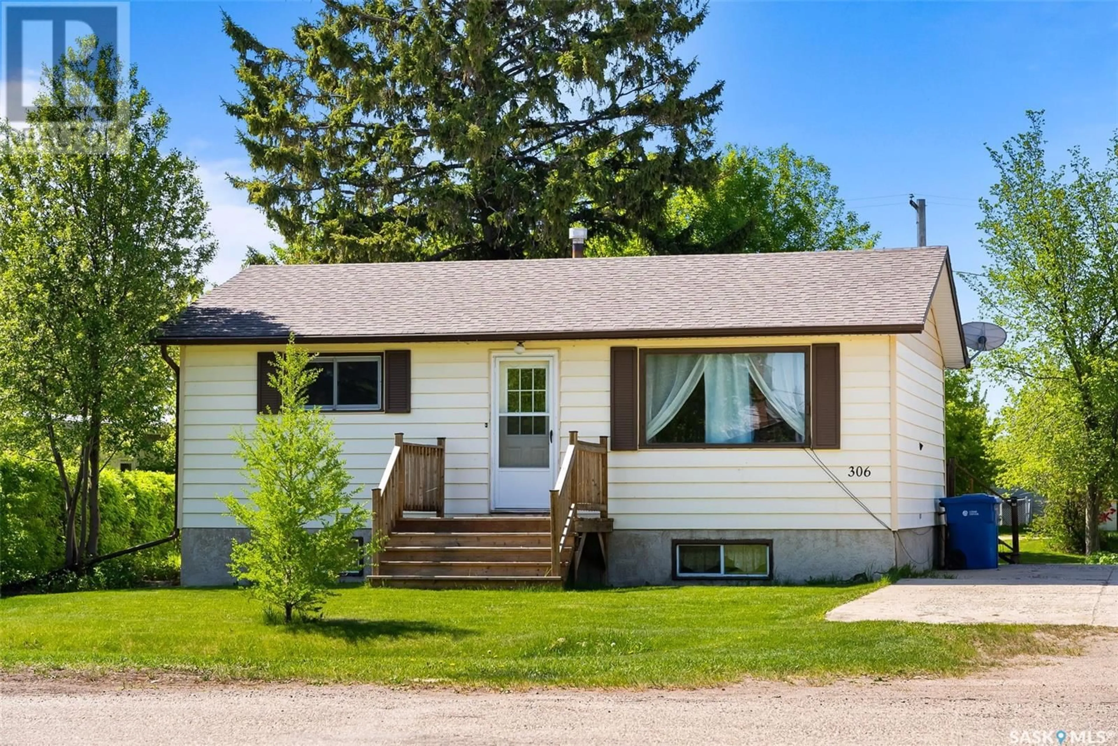 Home with vinyl exterior material, street for 306 2ND AVENUE, Kelliher Saskatchewan S0A1V0