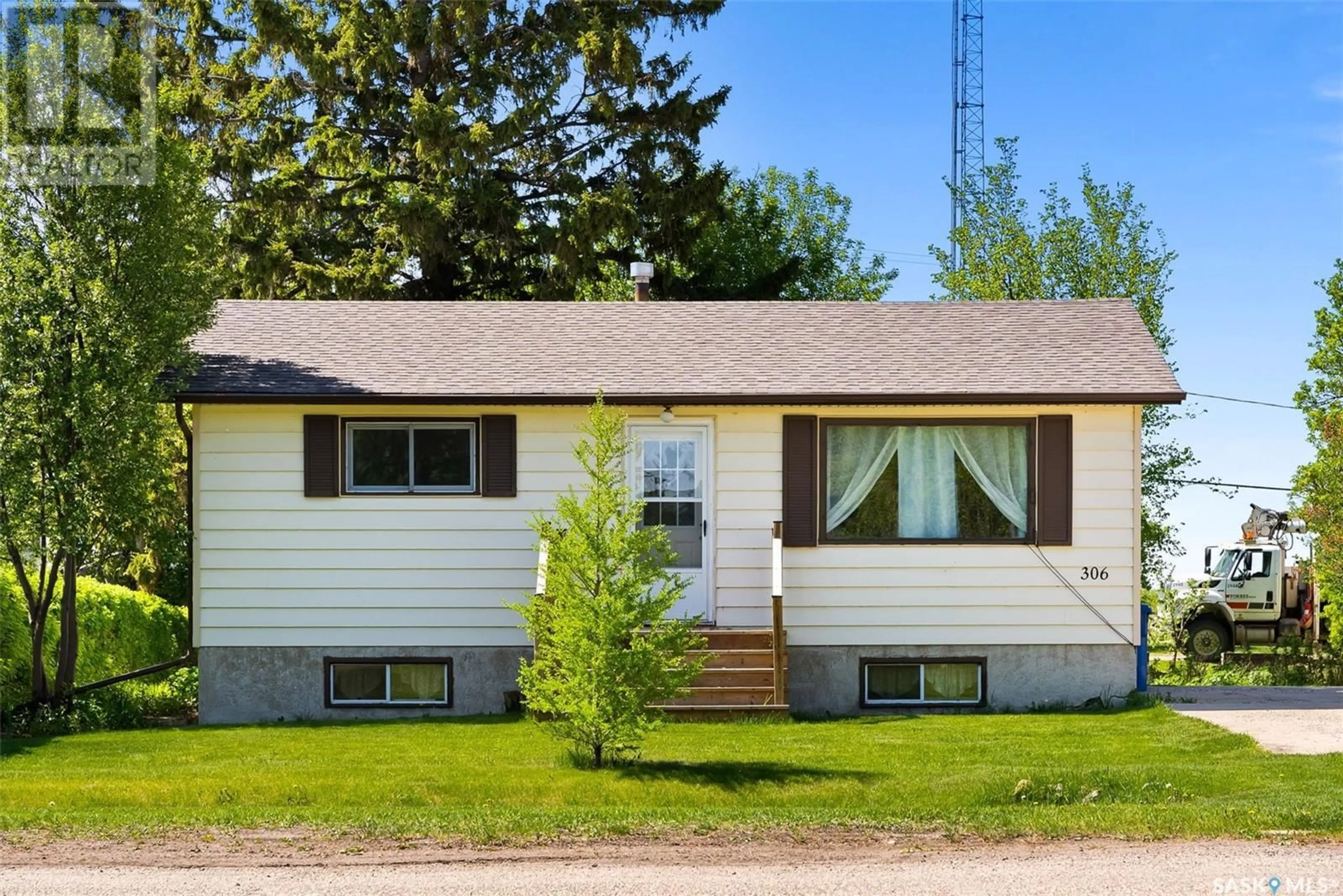 Home with vinyl exterior material, street for 306 2ND AVENUE, Kelliher Saskatchewan S0A1V0