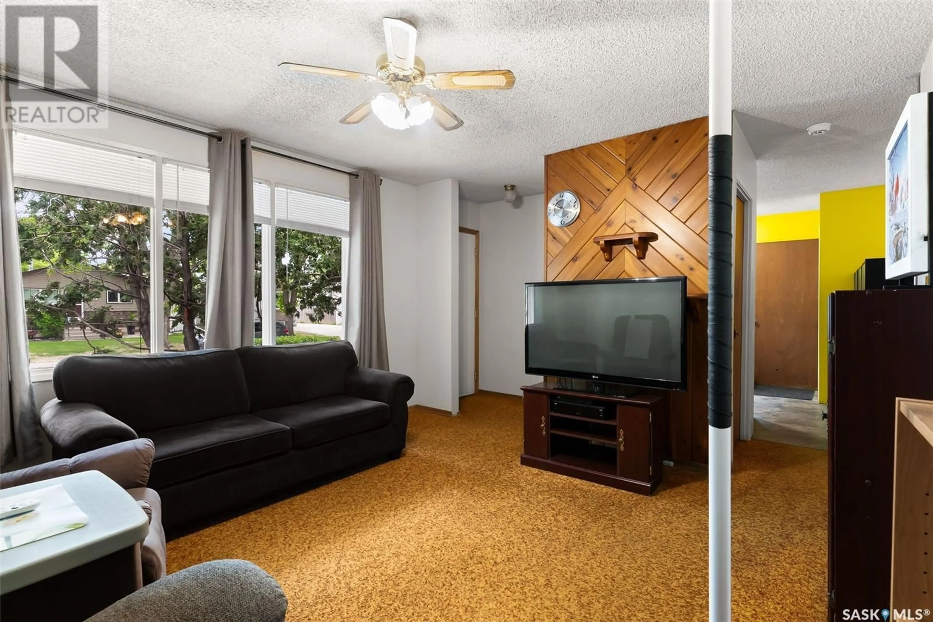 Living room with furniture, carpet floor for 10 PIAPOT BAY, Regina Saskatchewan S4R6L1