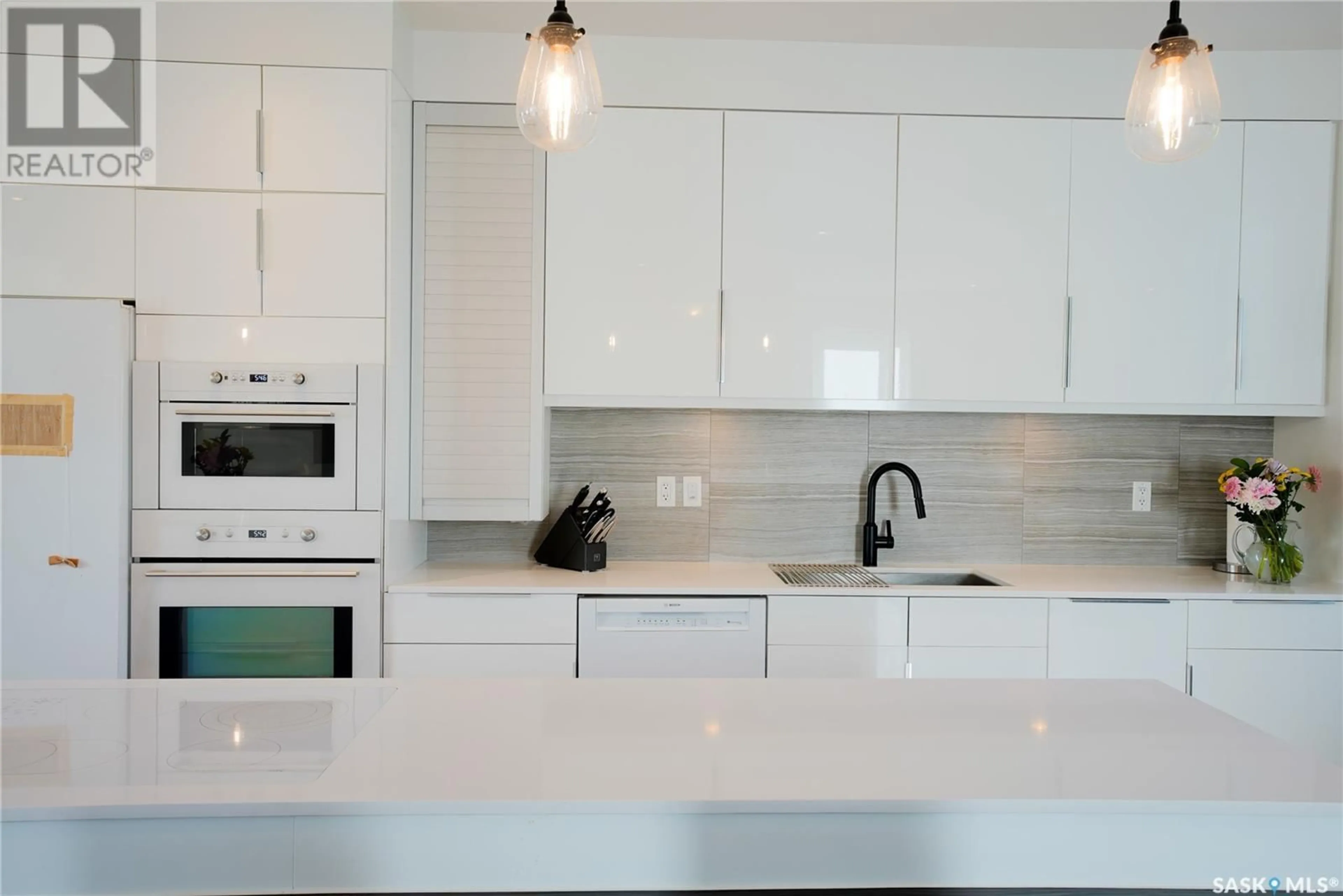 Contemporary kitchen, ceramic/tile floor for 4122 SKINNER BAY, Regina Saskatchewan S4W0A2