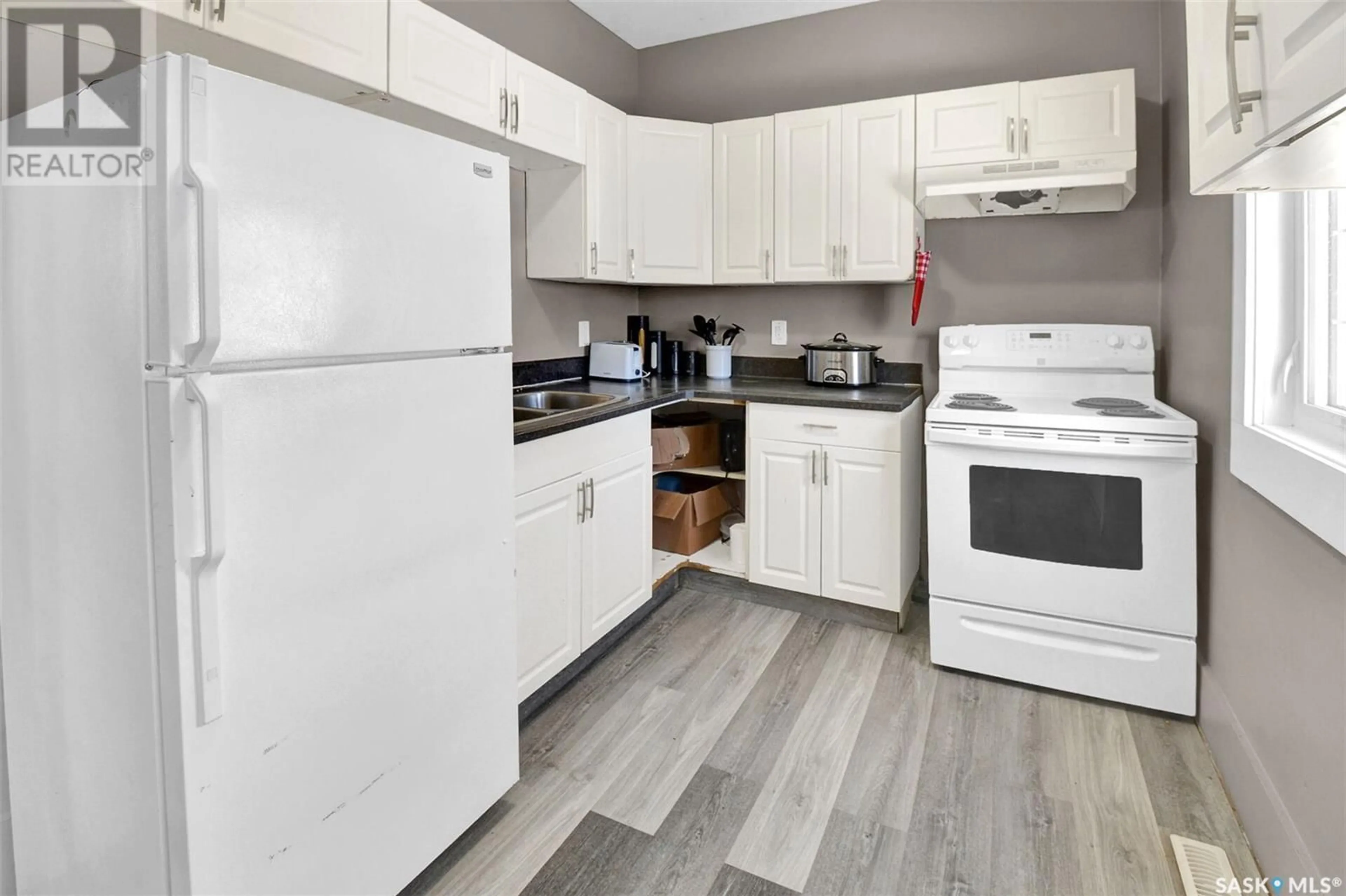 Standard kitchen, unknown for 204 K AVENUE, Saskatoon Saskatchewan S7M2W5