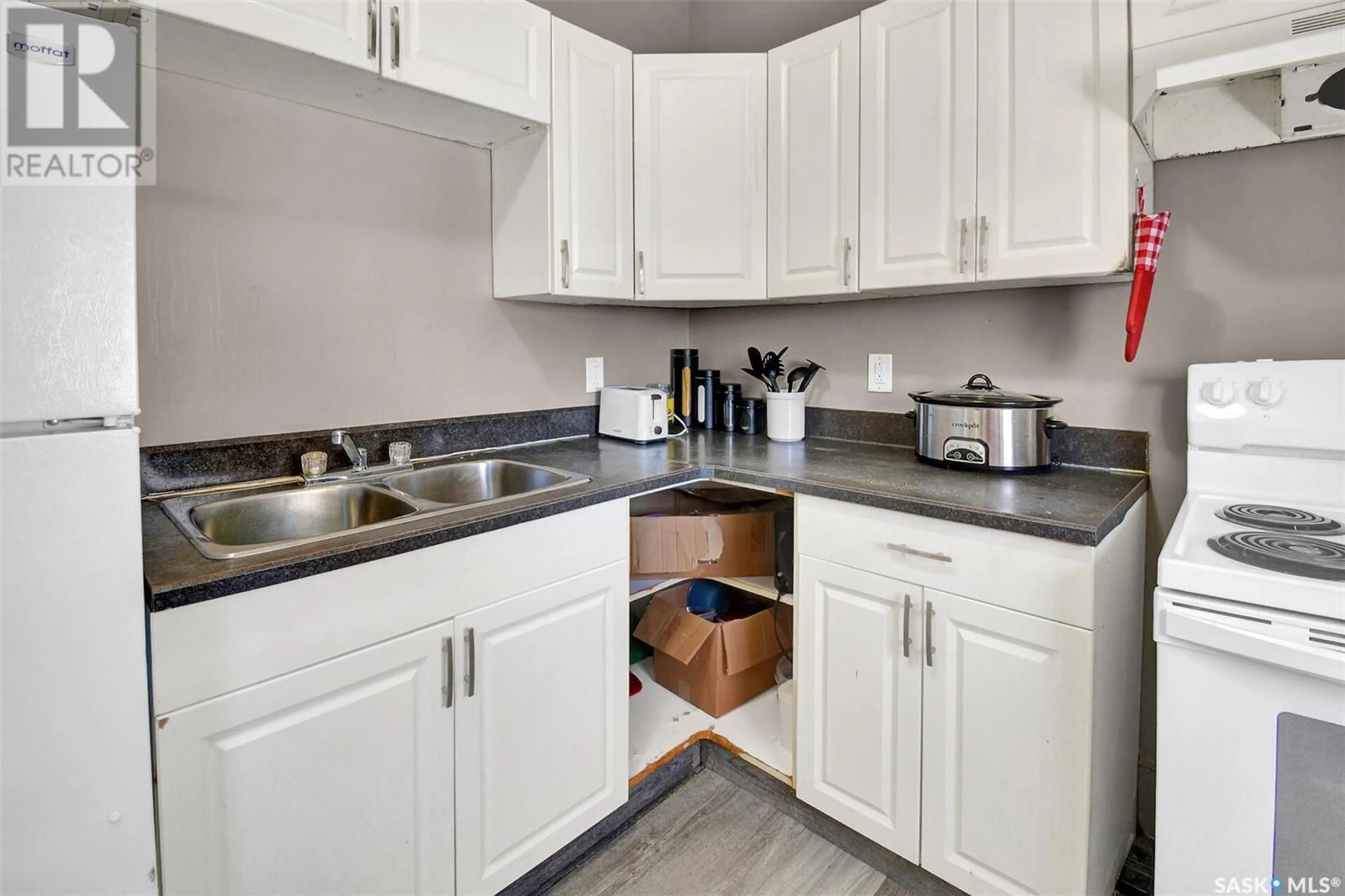 Standard kitchen, ceramic/tile floor for 204 K AVENUE, Saskatoon Saskatchewan S7M2W5