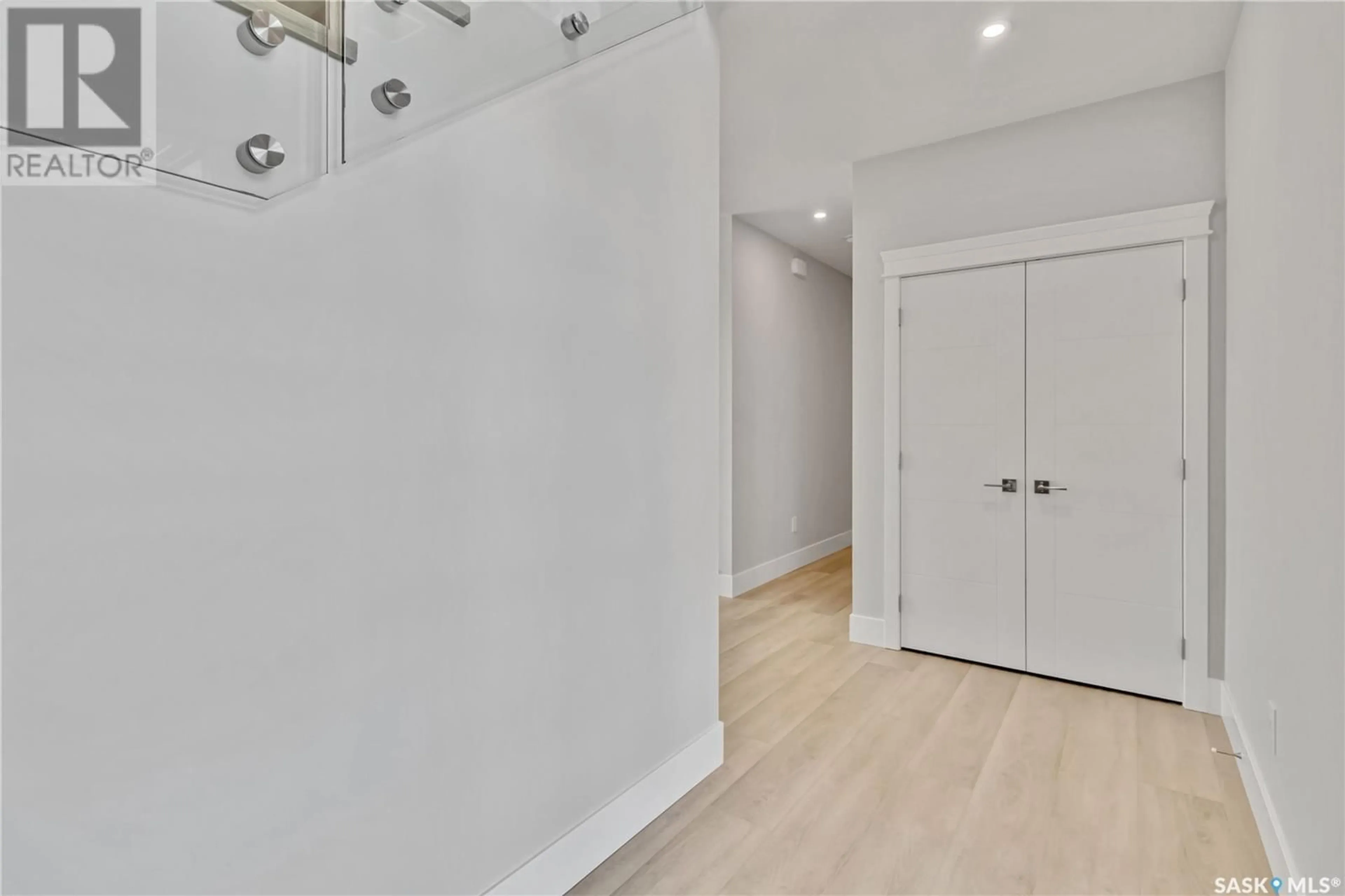 Indoor entryway for 331 WOOLF BAY, Saskatoon Saskatchewan S7W1E5