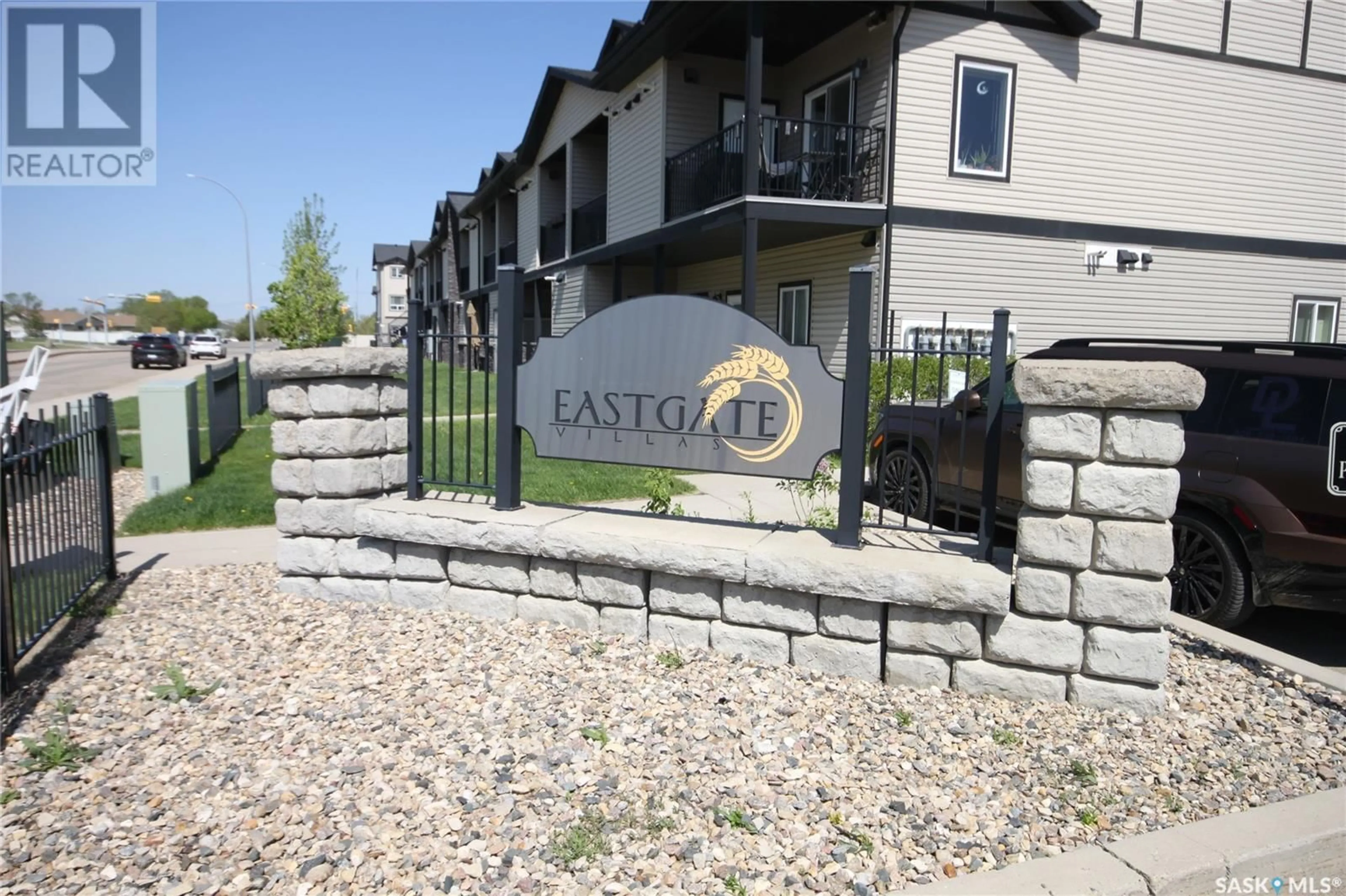 Patio, street for 108 - 3810 DEWDNEY AVENUE, Regina Saskatchewan S4Z0A6