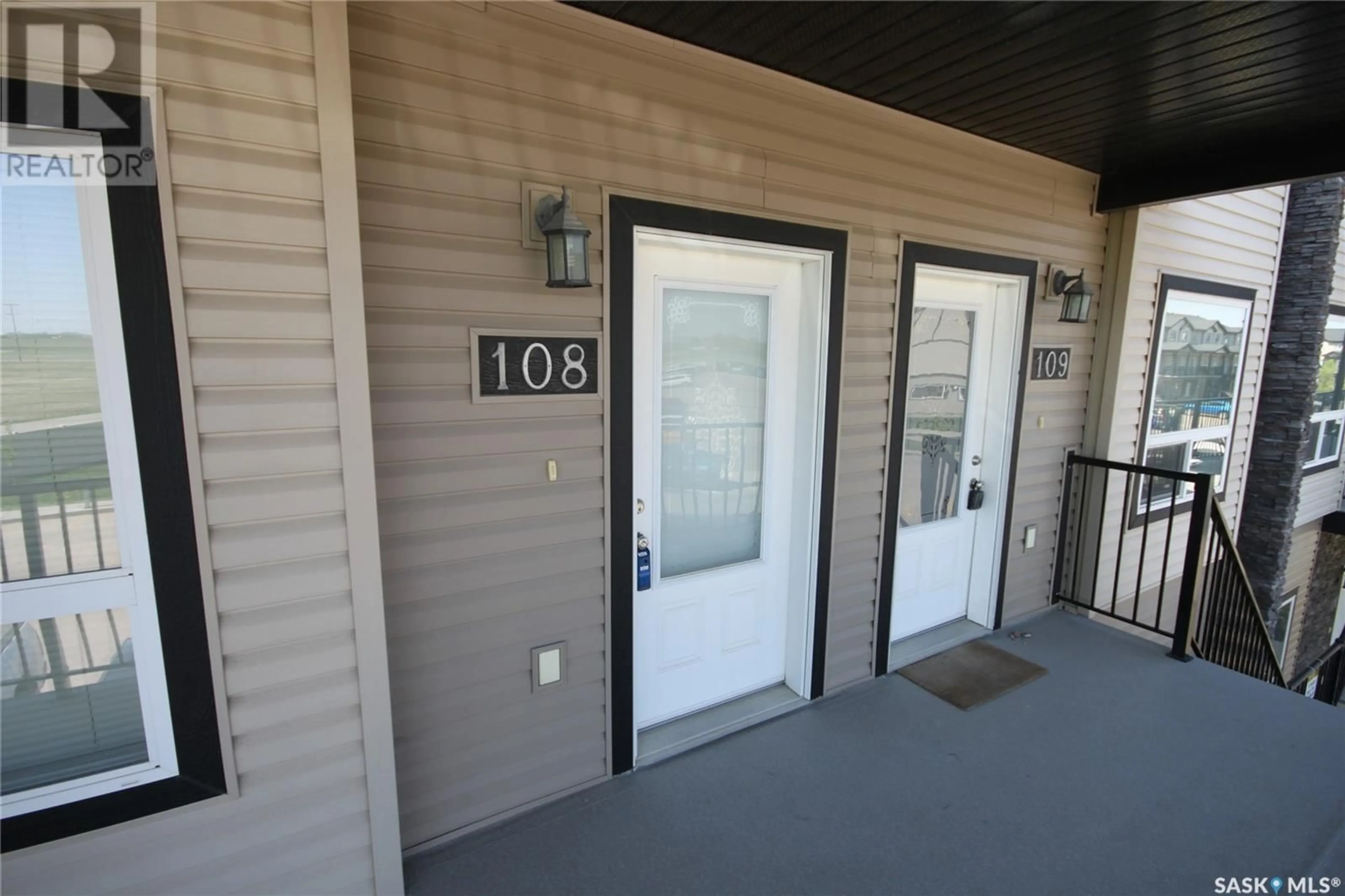 Indoor foyer for 108 - 3810 DEWDNEY AVENUE, Regina Saskatchewan S4Z0A6