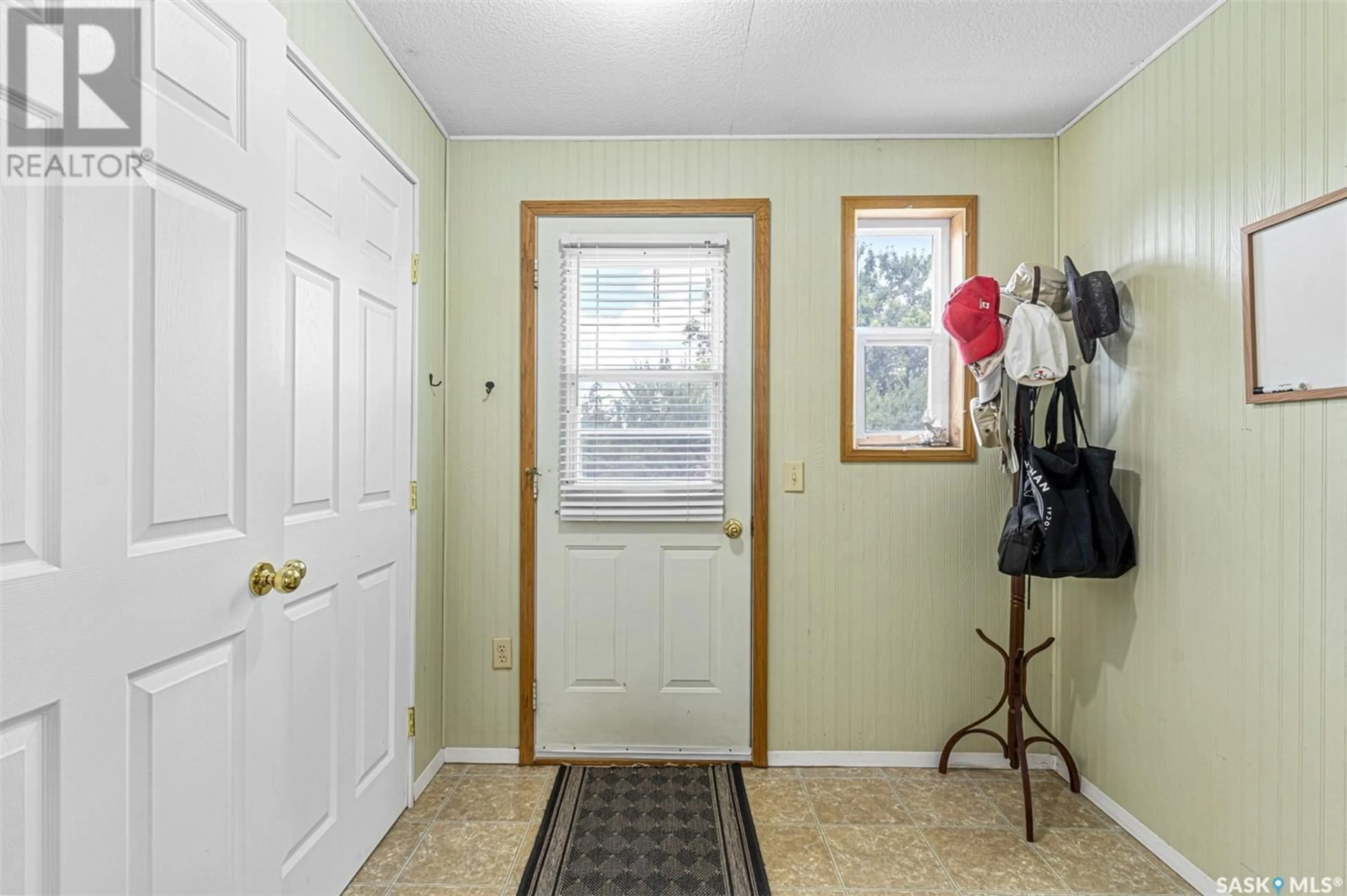 Indoor entryway for 201 GOVERNMENT ROAD, Davidson Saskatchewan S0G1A0