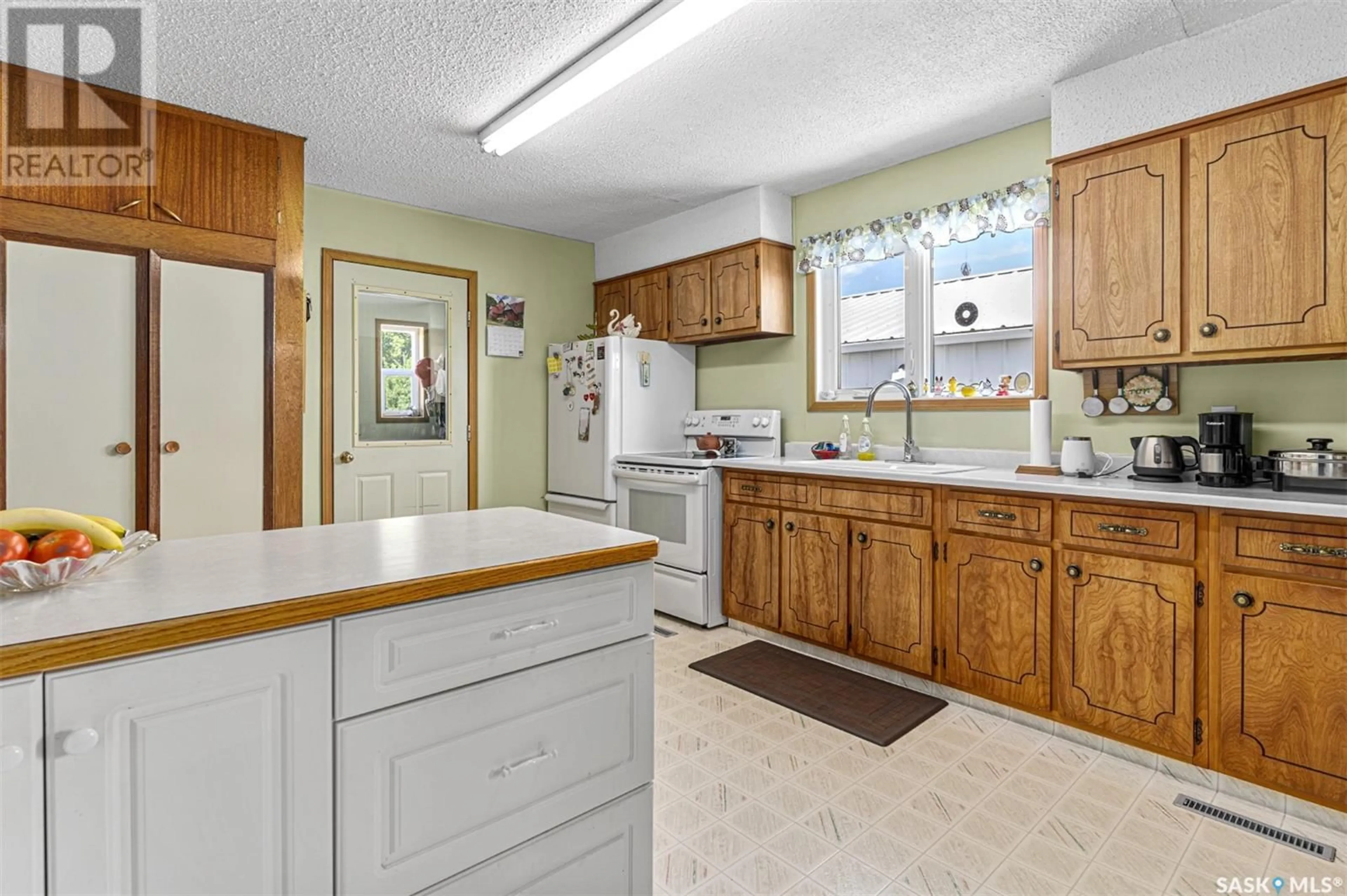 Standard kitchen, ceramic/tile floor for 201 GOVERNMENT ROAD, Davidson Saskatchewan S0G1A0