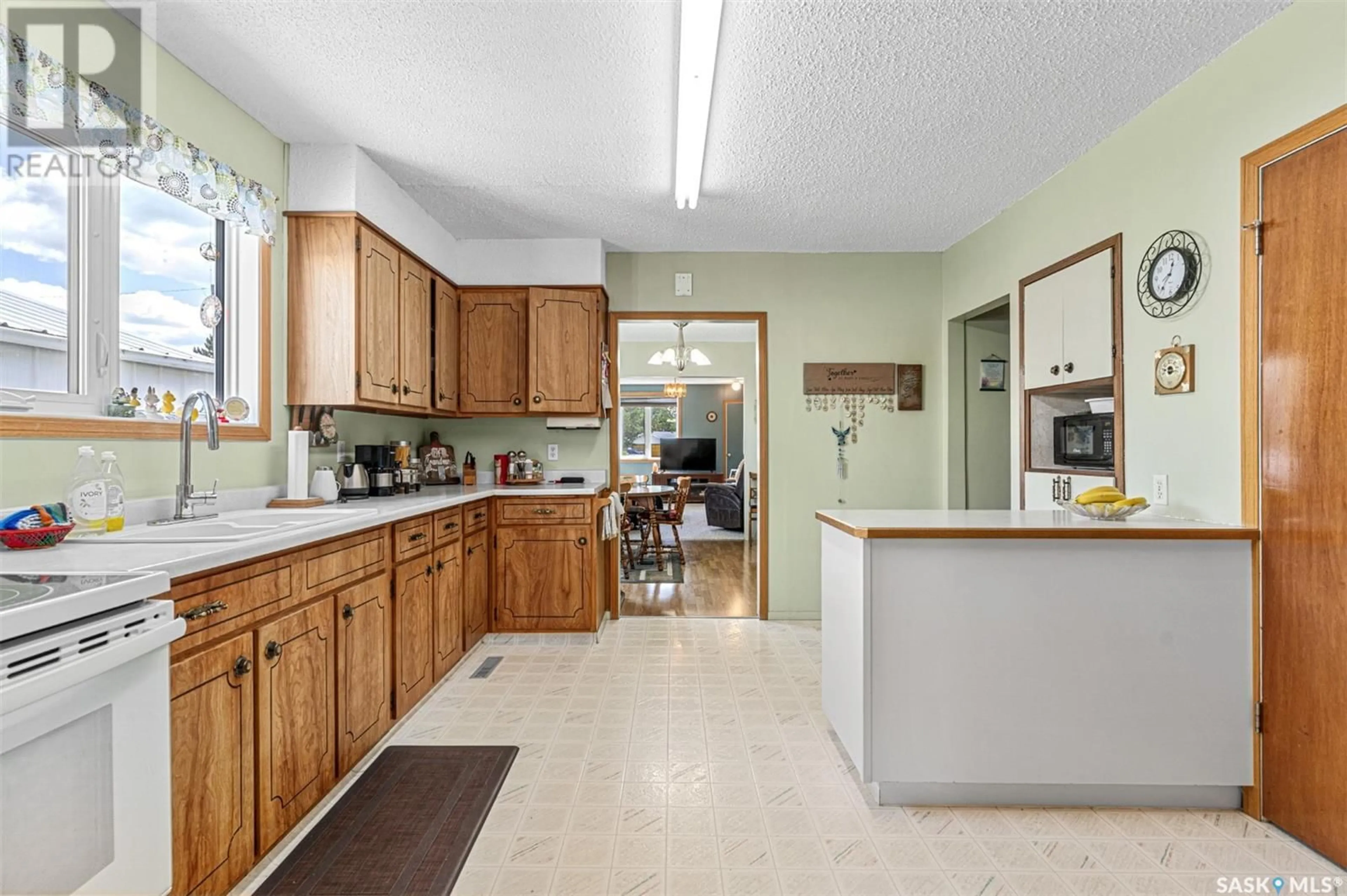 Open concept kitchen, ceramic/tile floor for 201 GOVERNMENT ROAD, Davidson Saskatchewan S0G1A0