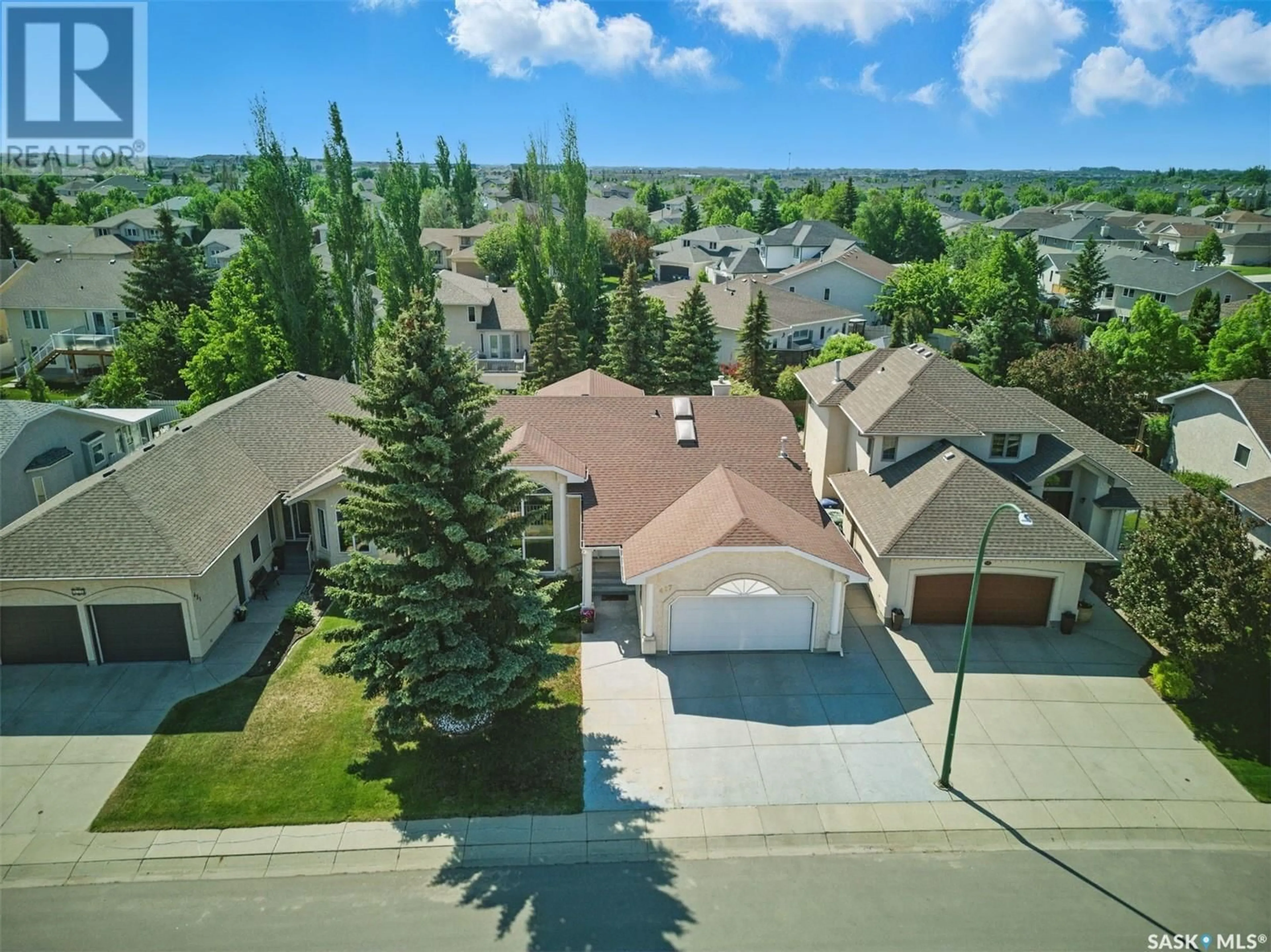 A pic from outside/outdoor area/front of a property/back of a property/a pic from drone, street for 427 BLACKSHIRE CRESCENT, Saskatoon Saskatchewan S7V1B4