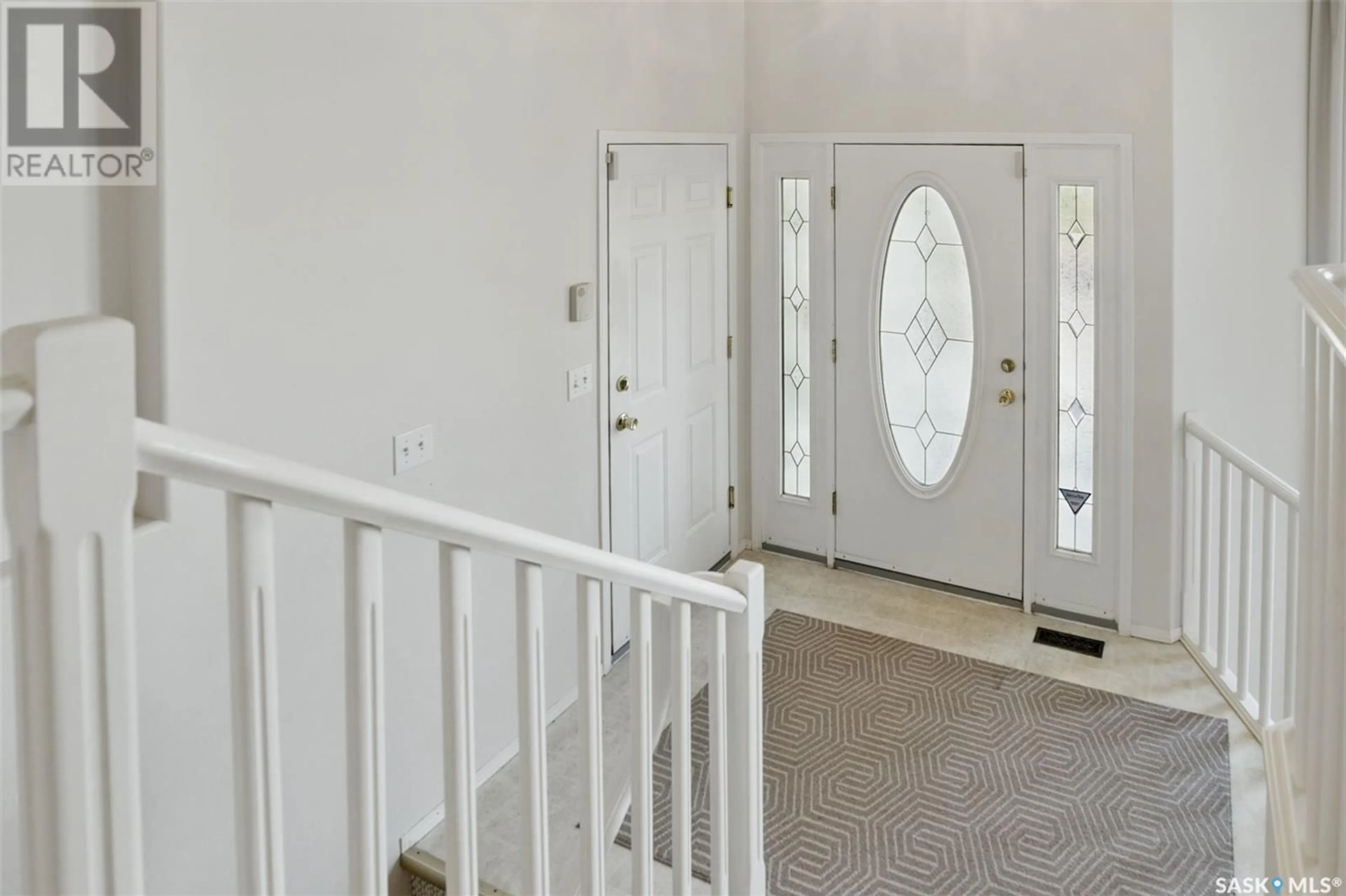 Indoor foyer for 427 BLACKSHIRE CRESCENT, Saskatoon Saskatchewan S7V1B4