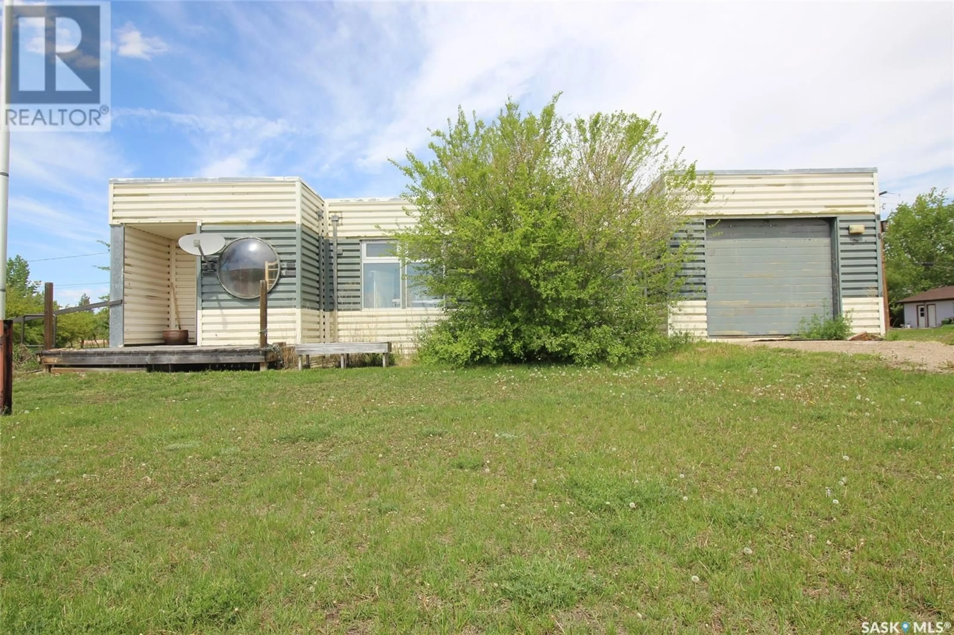 A pic from outside/outdoor area/front of a property/back of a property/a pic from drone, building for 303 1ST AVENUE, Climax Saskatchewan S0N0N0