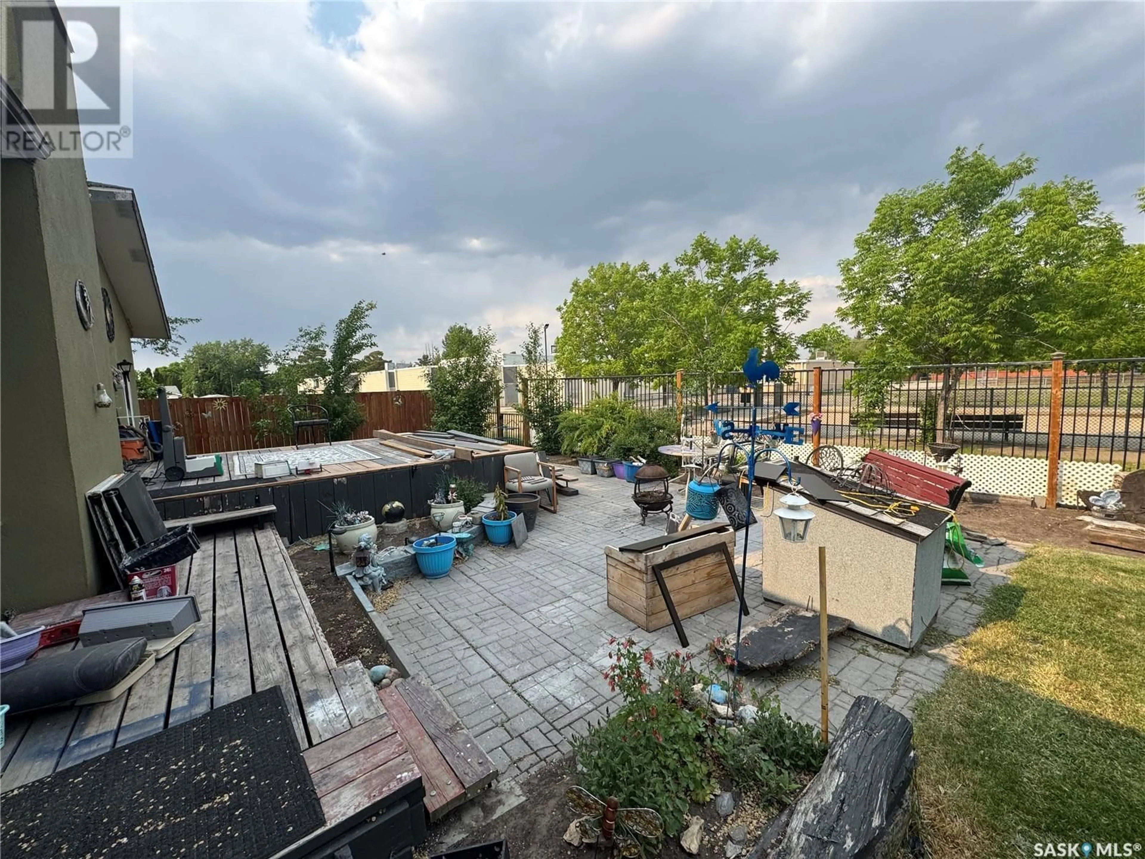 Patio, unknown for 19 BARR PLACE, Saskatoon Saskatchewan S7M4G1