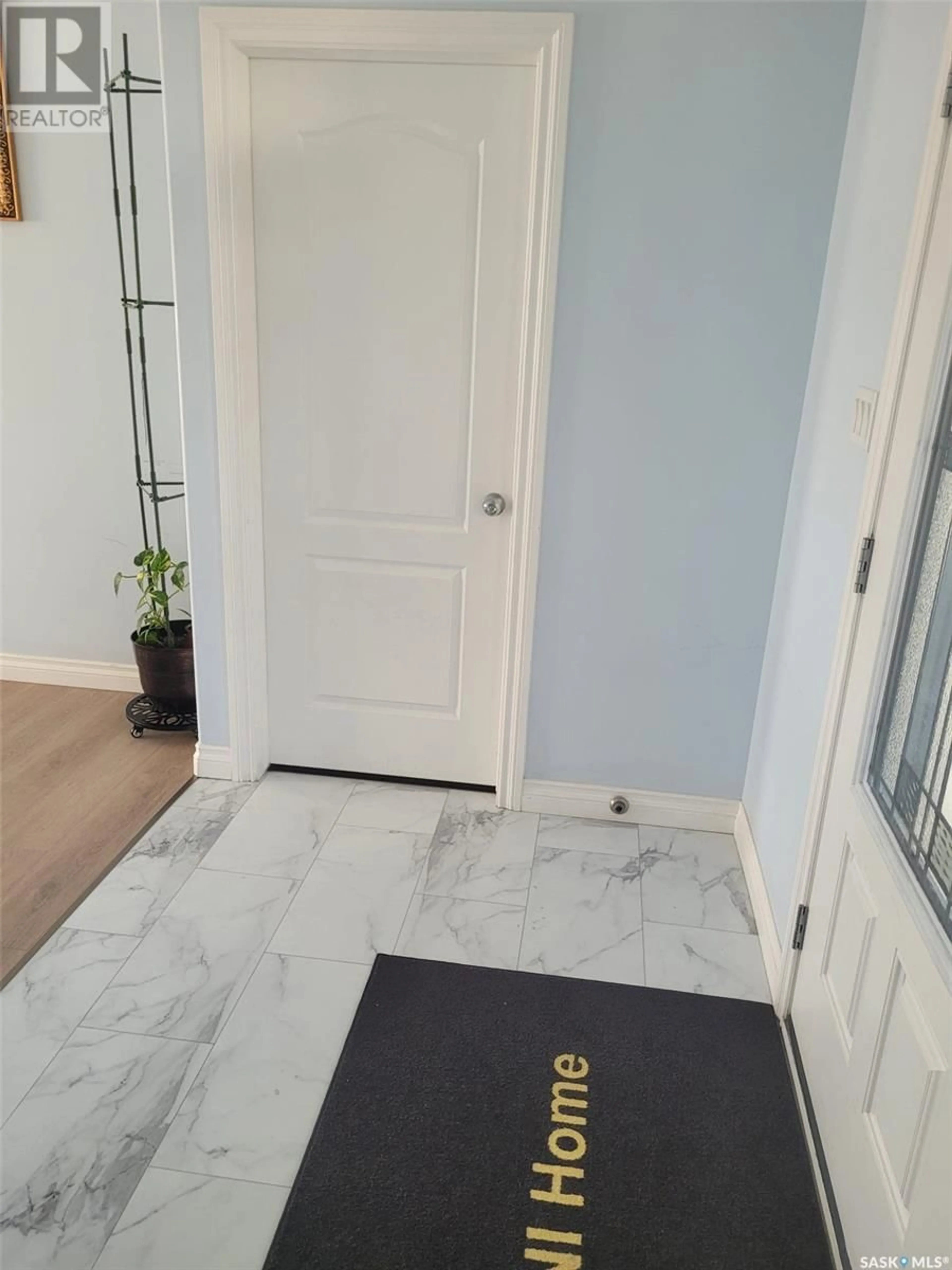 Indoor entryway for 3728 GEE CRESCENT, Regina Saskatchewan S4V3P1