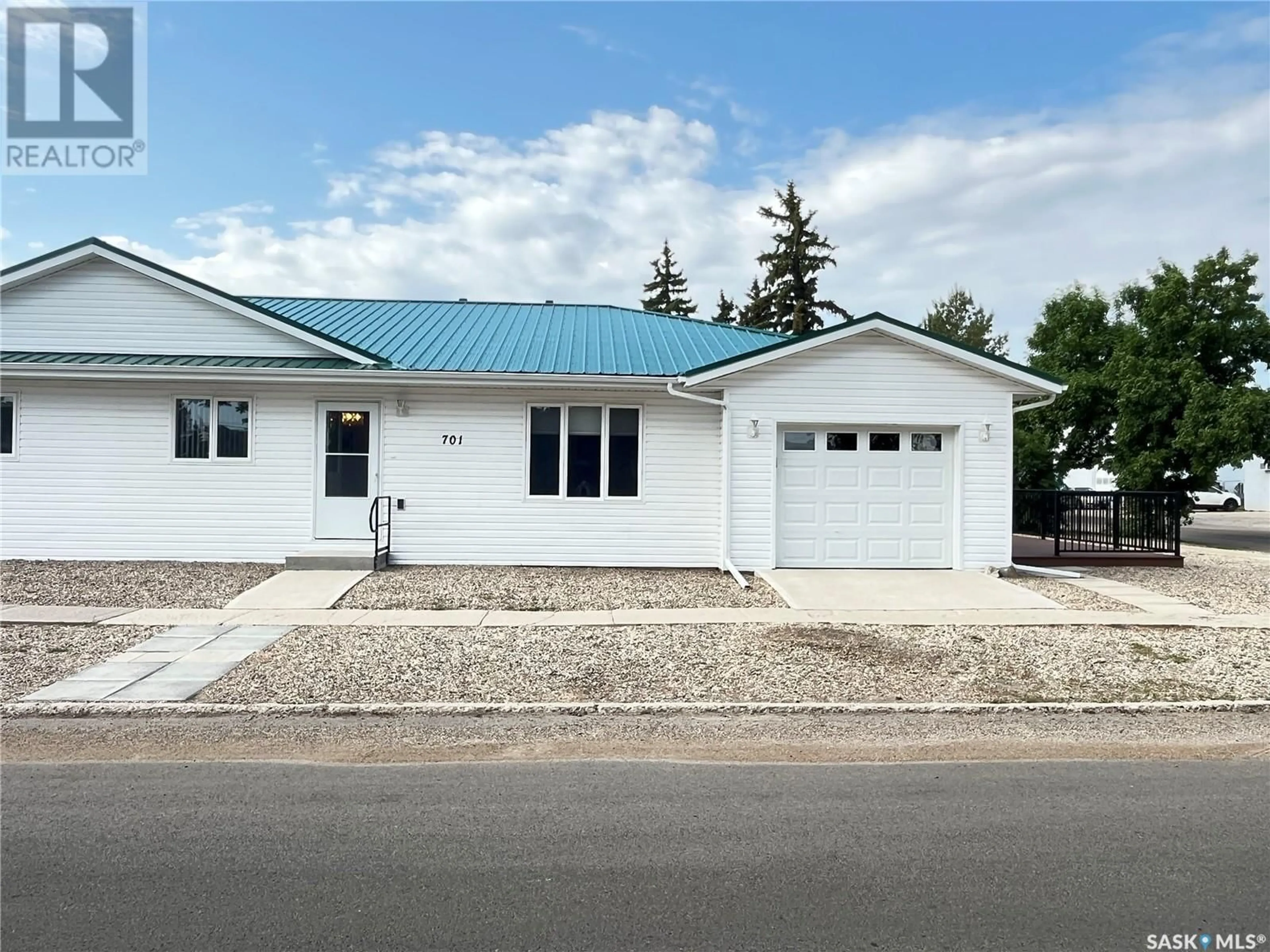 Home with vinyl exterior material, street for 701 1ST AVENUE, Maple Creek Saskatchewan S0N1N0