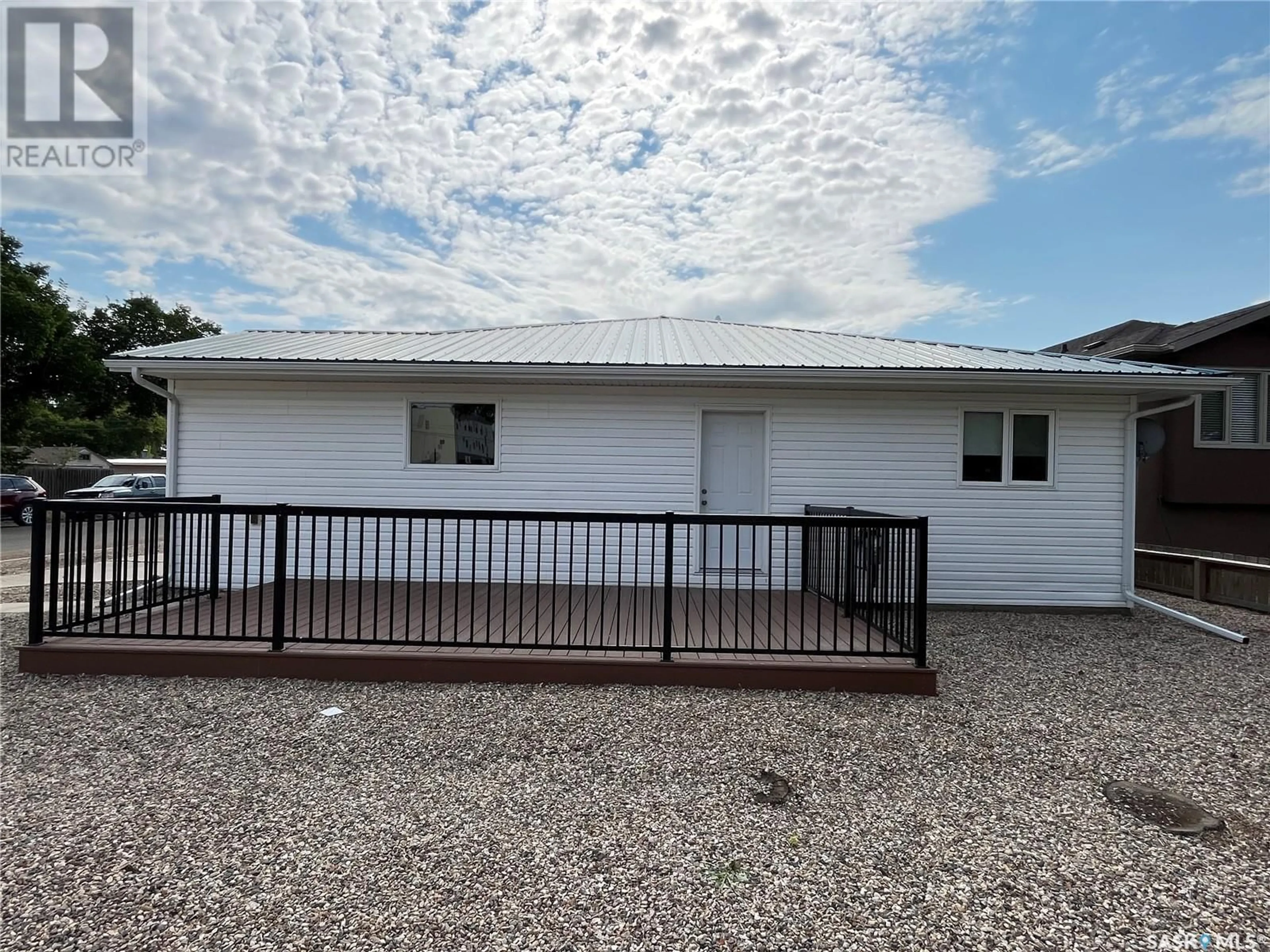 Home with vinyl exterior material, unknown for 701 1ST AVENUE, Maple Creek Saskatchewan S0N1N0
