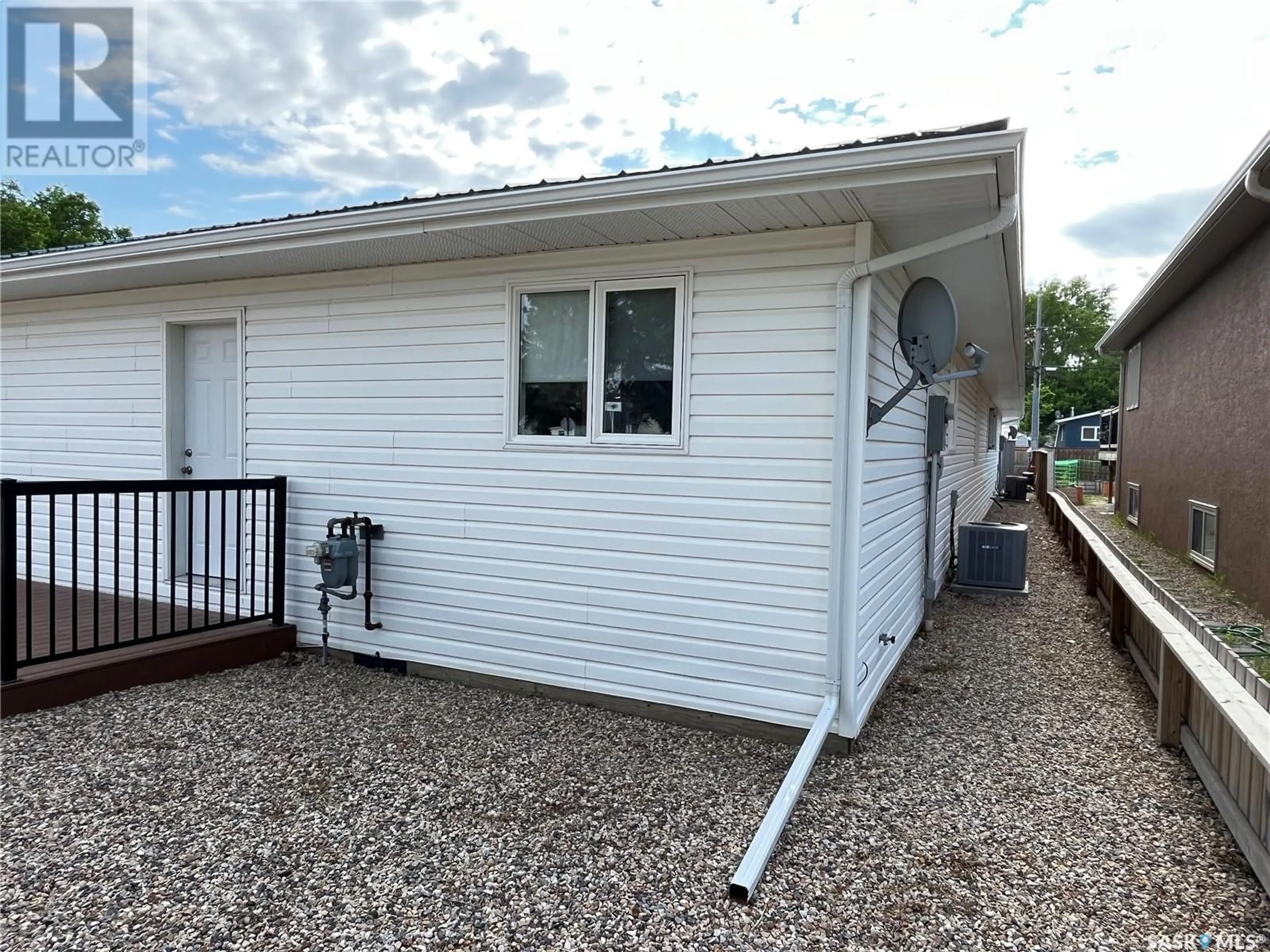 Home with vinyl exterior material, unknown for 701 1ST AVENUE, Maple Creek Saskatchewan S0N1N0