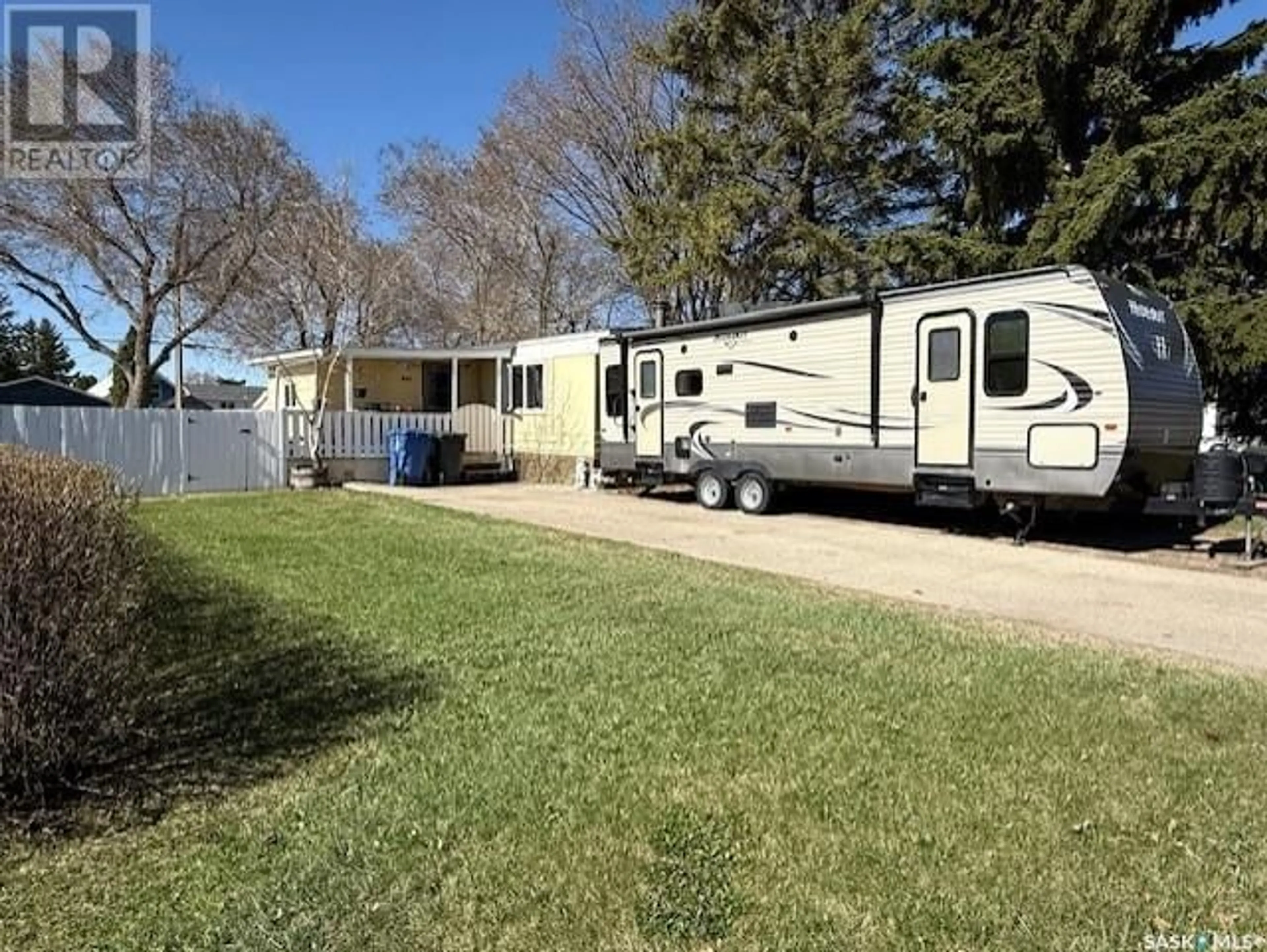 A pic from outside/outdoor area/front of a property/back of a property/a pic from drone, street for 641 5TH AVENUE, Melville Saskatchewan S0A2P0