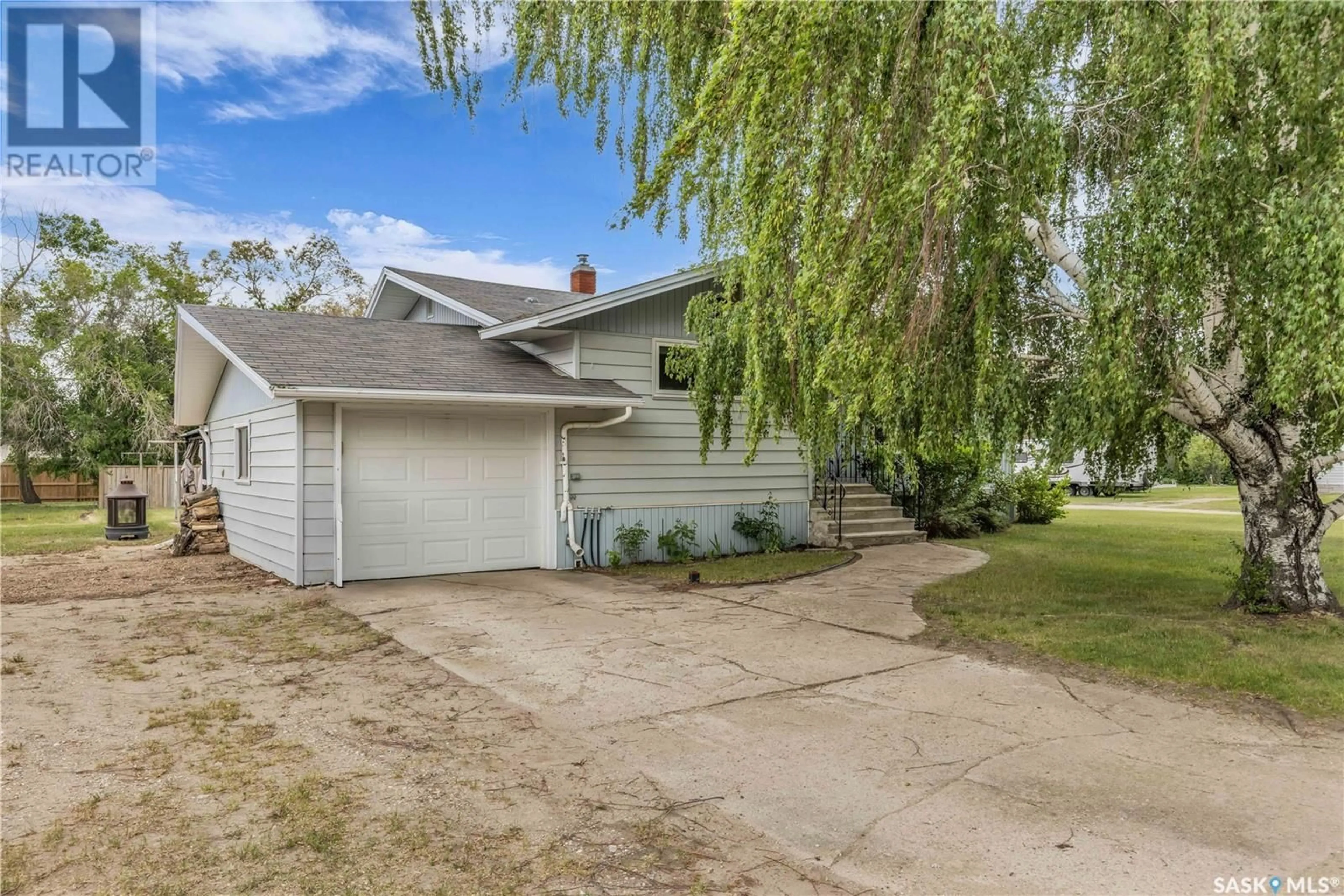 Home with vinyl exterior material, street for 311 1ST AVENUE, Hanley Saskatchewan S0G2E0