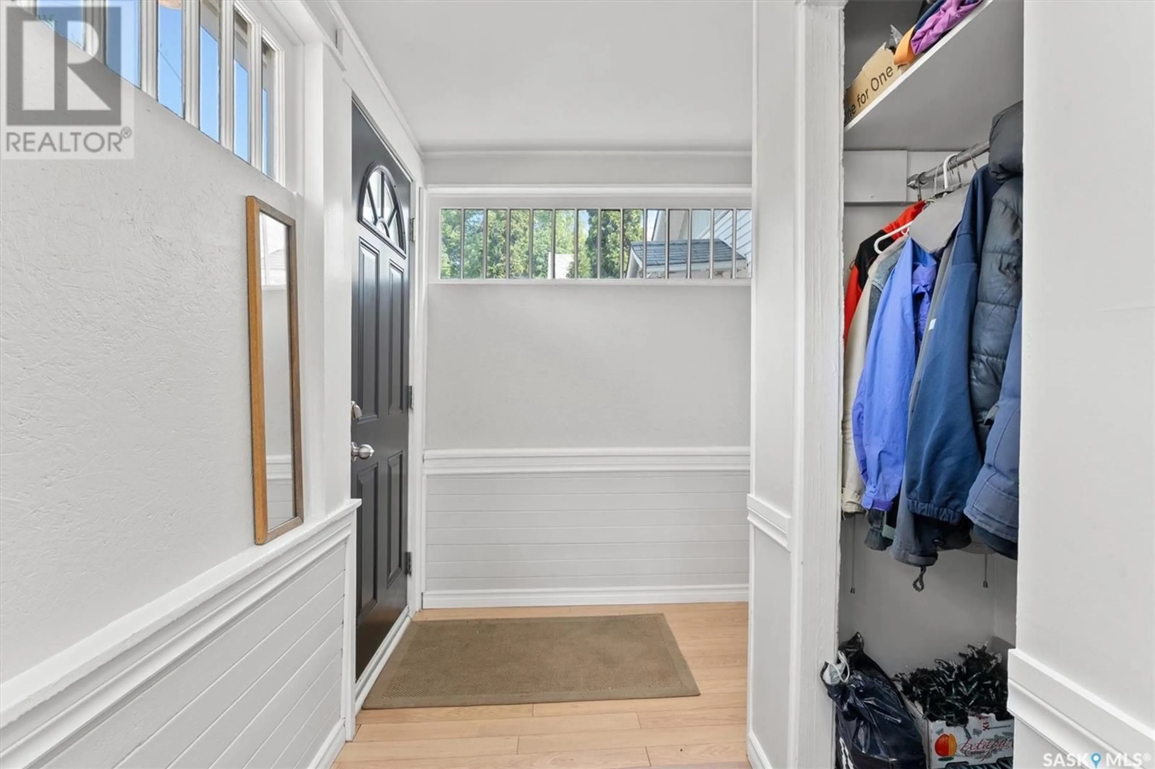 Indoor entryway for 326 I AVENUE, Saskatoon Saskatchewan S7M1Y2
