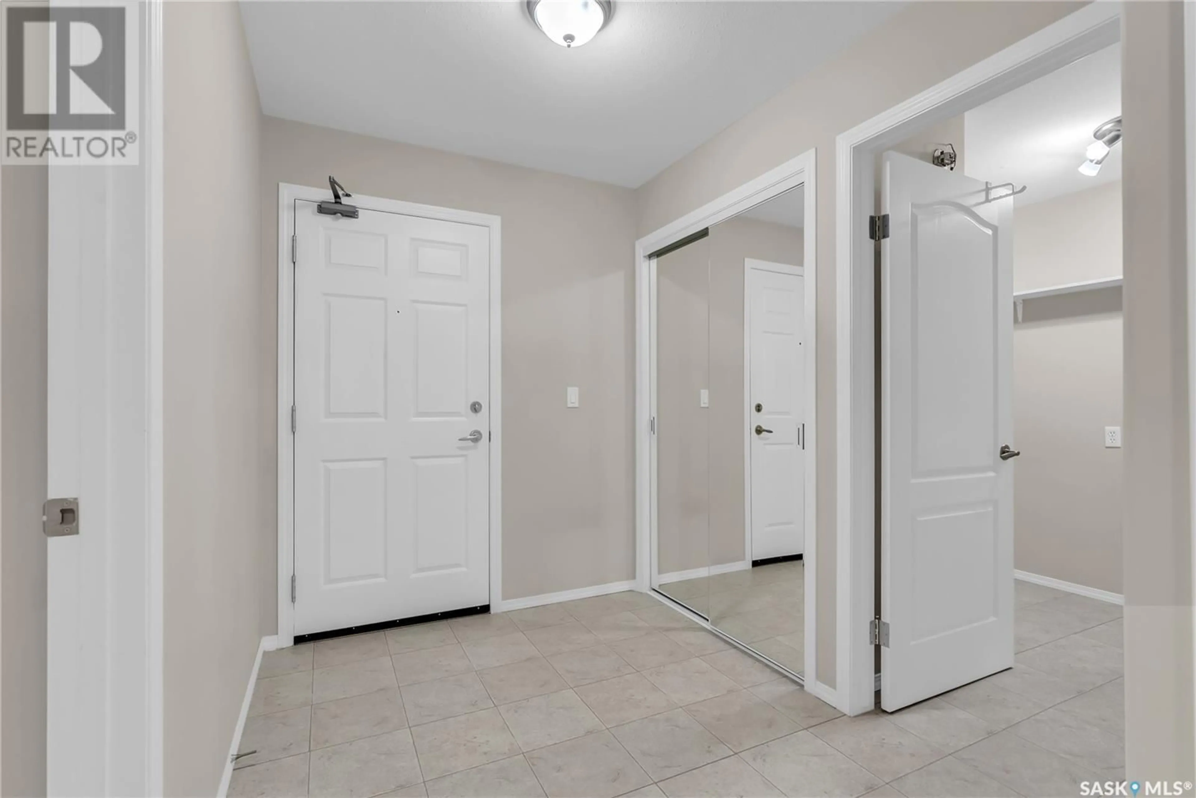 Indoor entryway for 120 230 HEATH AVENUE, Saskatoon Saskatchewan S7S1N7