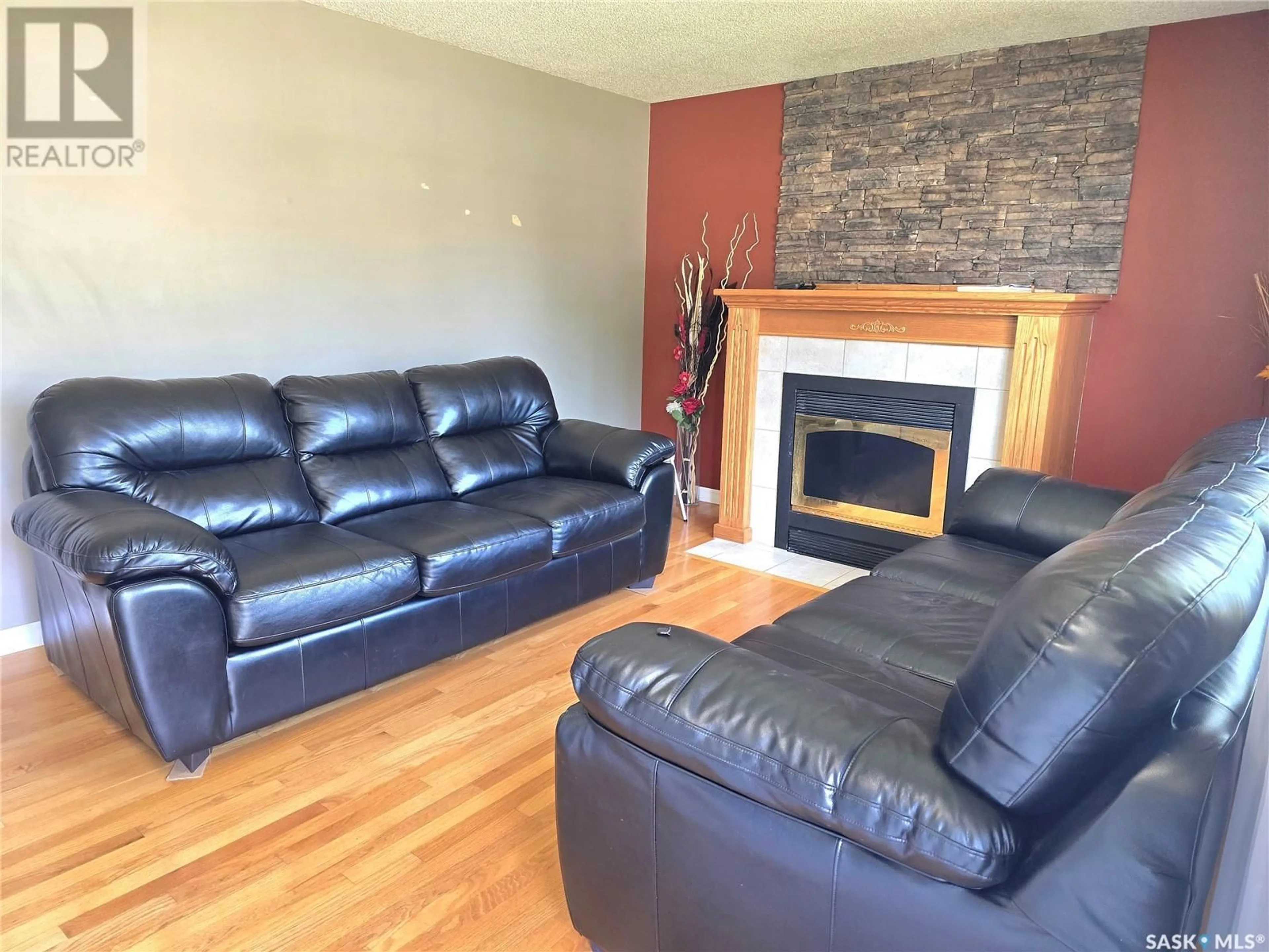 Living room with furniture, wood/laminate floor for 3863 MIYO-WÂHKÔHTOWIN ROAD, Saskatoon Saskatchewan S7L5T1