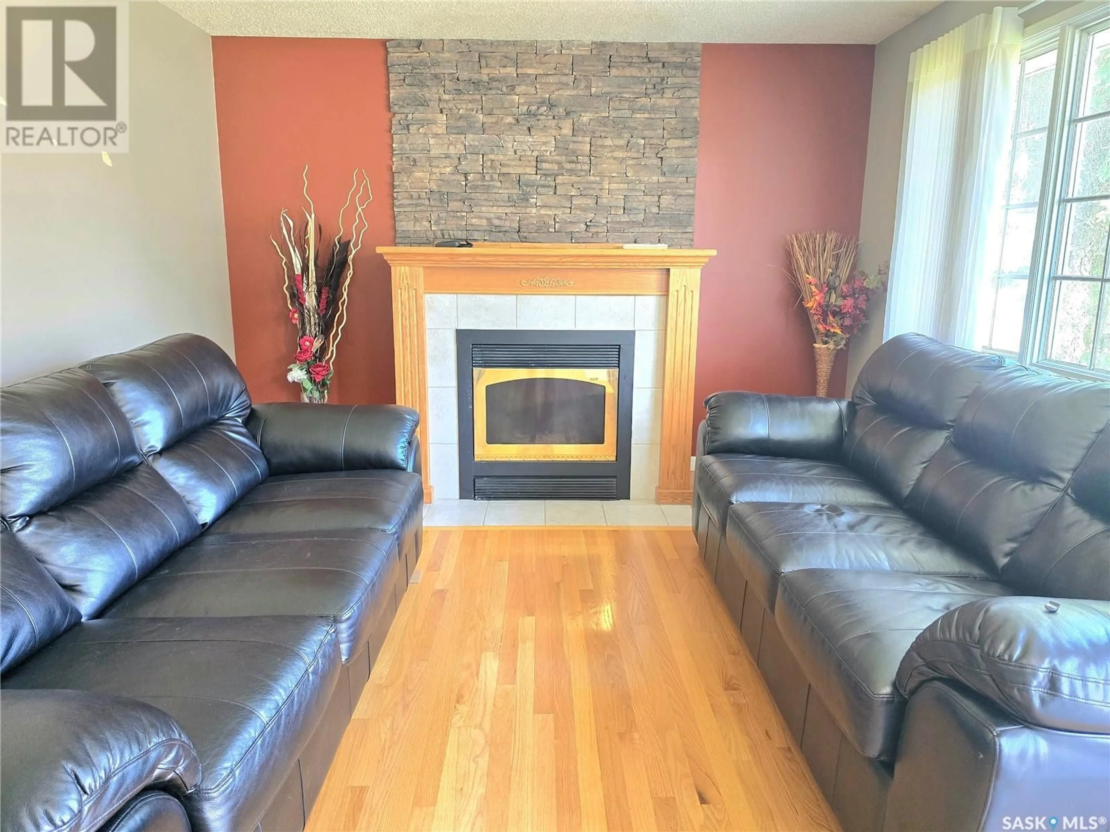 Living room with furniture, wood/laminate floor for 3863 MIYO-WÂHKÔHTOWIN ROAD, Saskatoon Saskatchewan S7L5T1