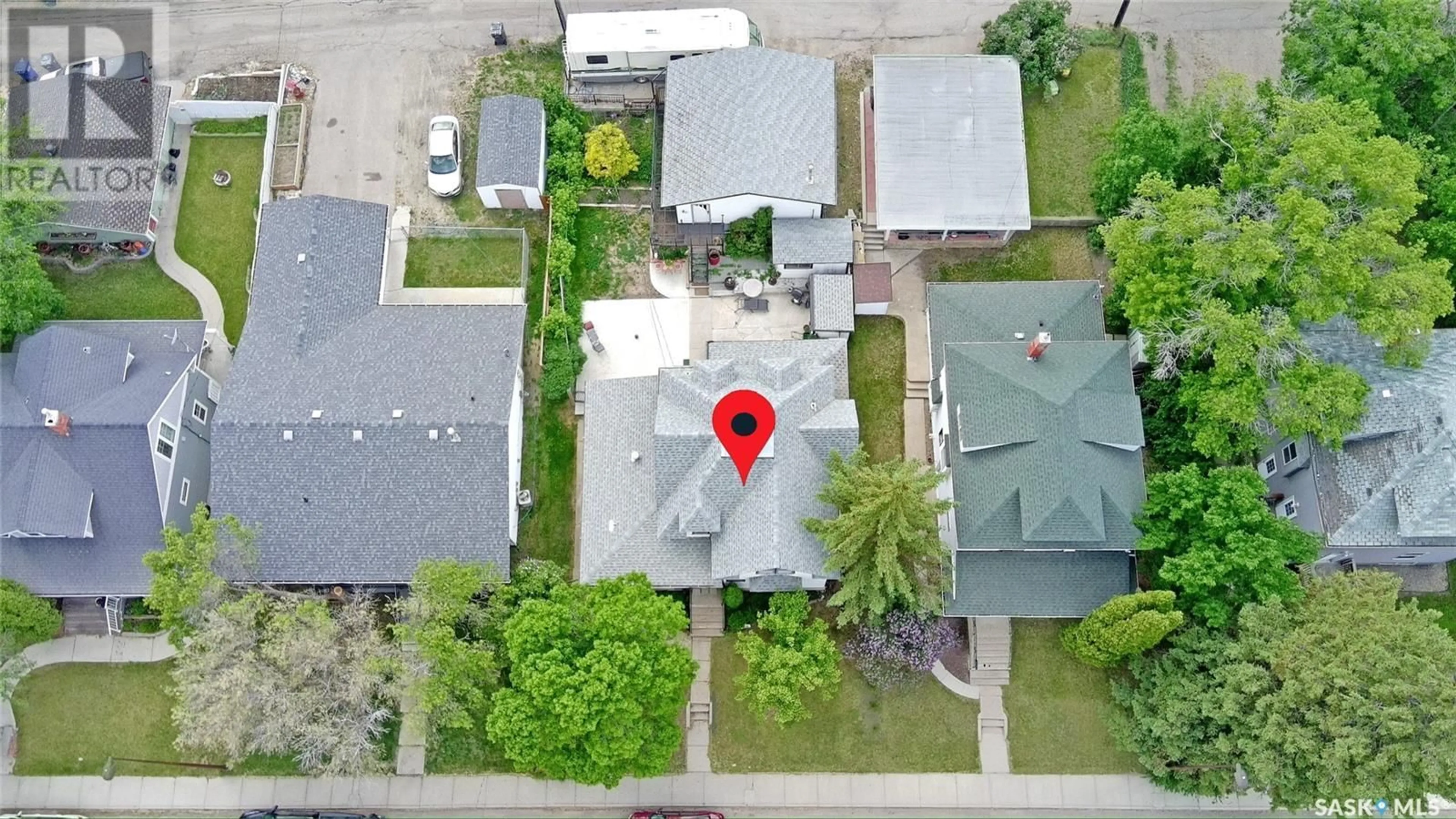 A pic from outside/outdoor area/front of a property/back of a property/a pic from drone, street for 428 1ST AVENUE, Swift Current Saskatchewan S9H0N4