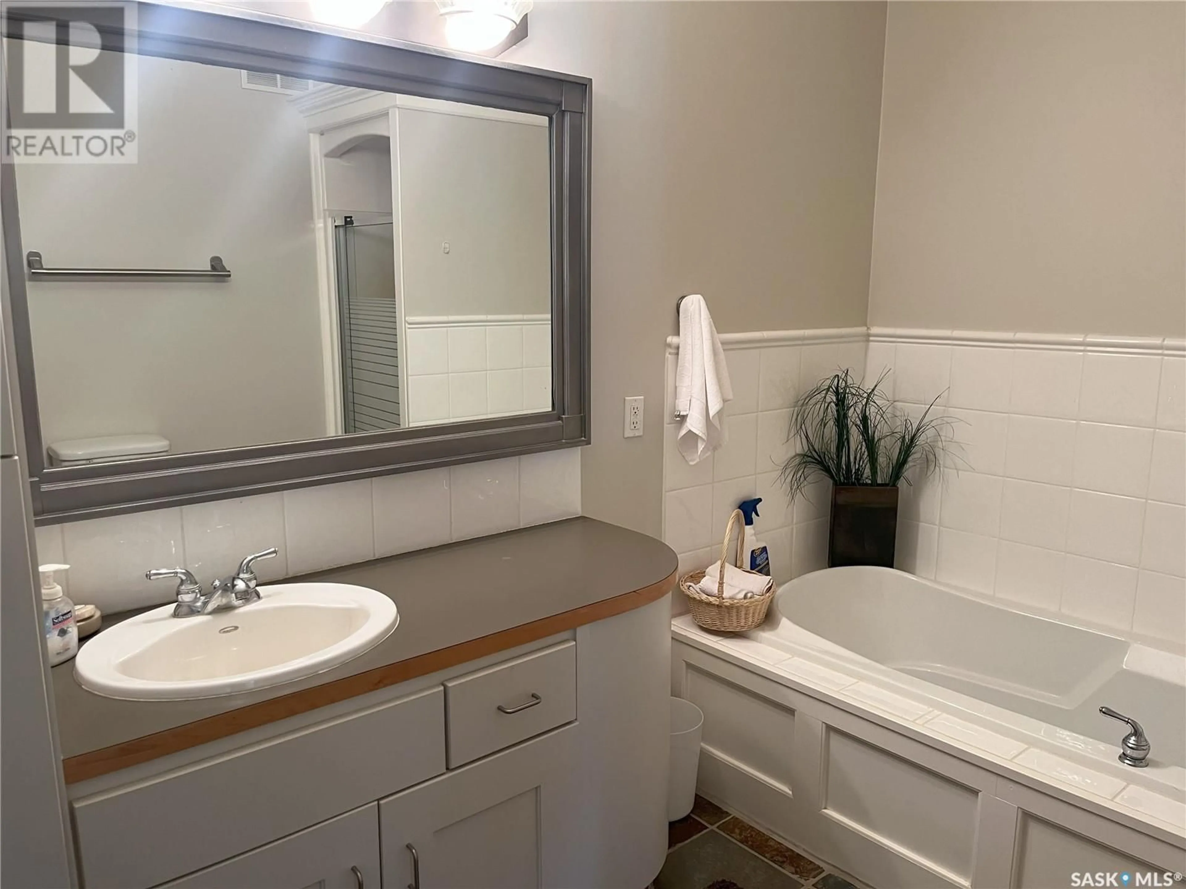 Standard bathroom, ceramic/tile floor for 254 MURRAY DRIVE, Fort San Saskatchewan S0G1S0