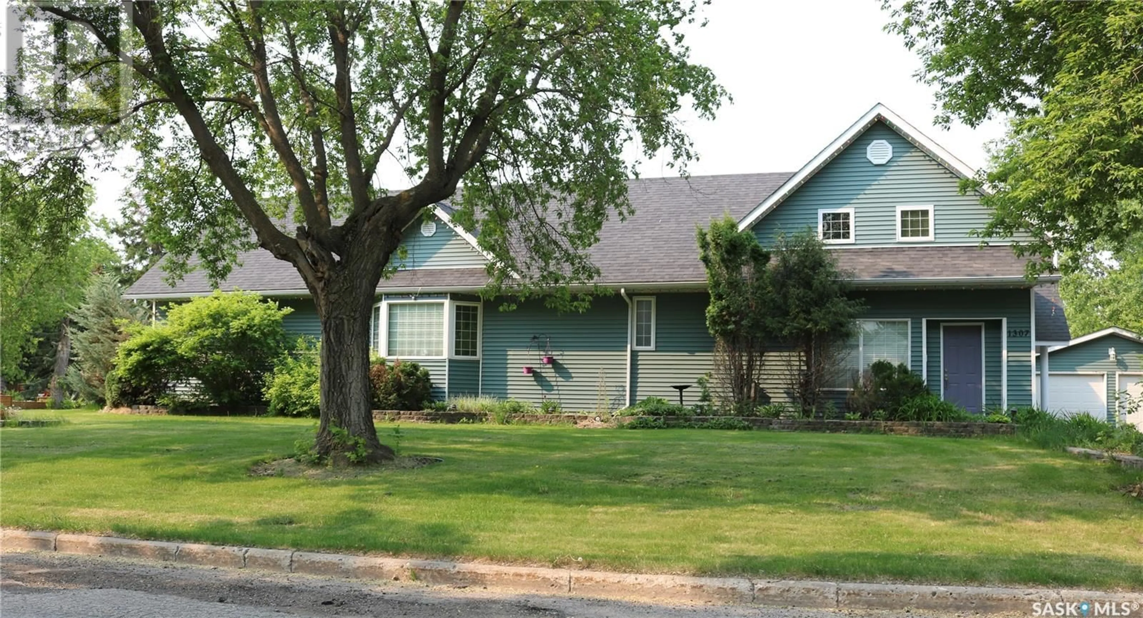 Home with vinyl exterior material, street for 1307 WINDOVER AVENUE, Moosomin Saskatchewan S0G3N0