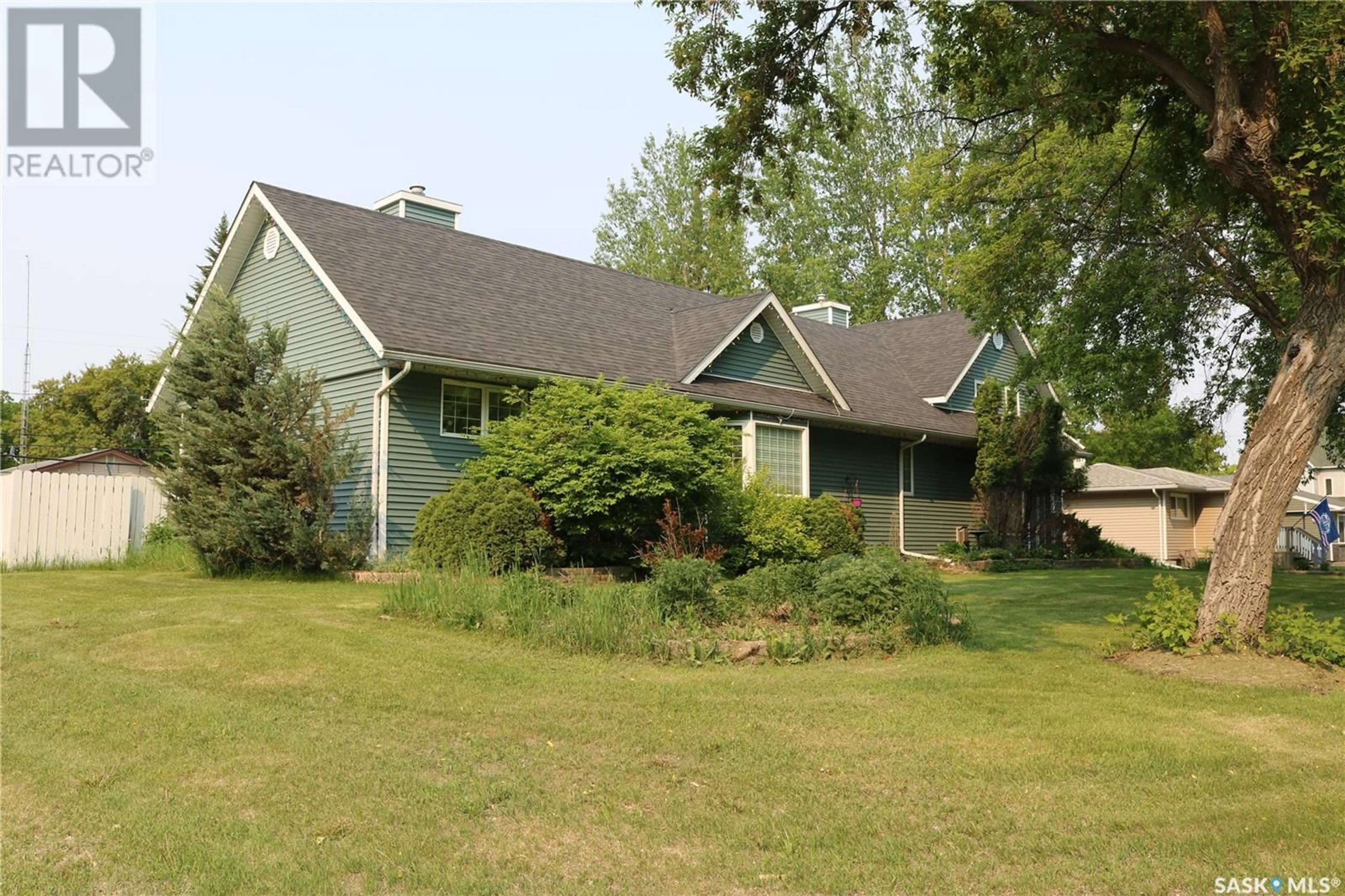 Home with vinyl exterior material, unknown for 1307 WINDOVER AVENUE, Moosomin Saskatchewan S0G3N0